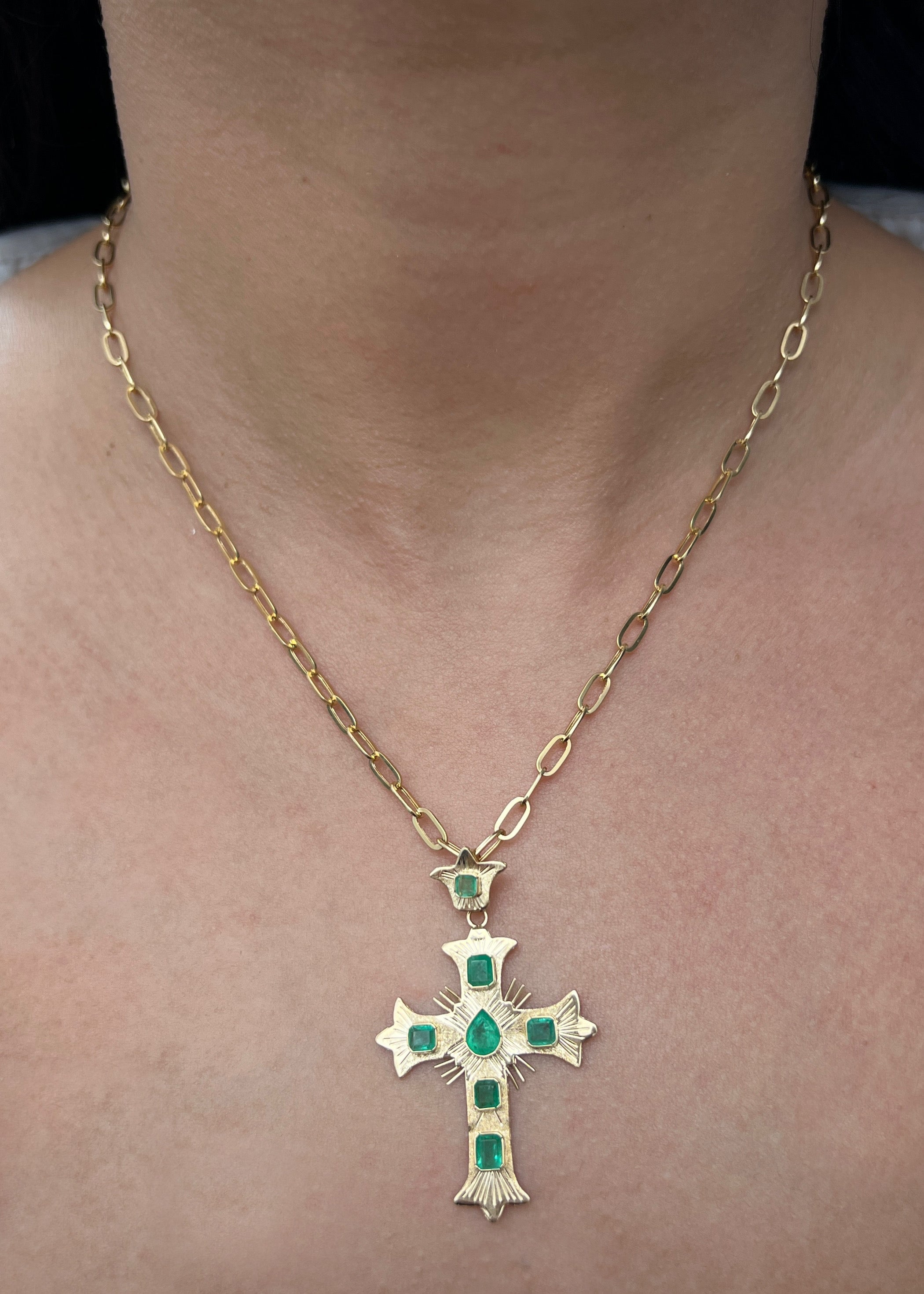 Dije cruz con 200pts de esmeralda 3.3gr / Largo 4.7cm / Oro Amarillo (Joya) M