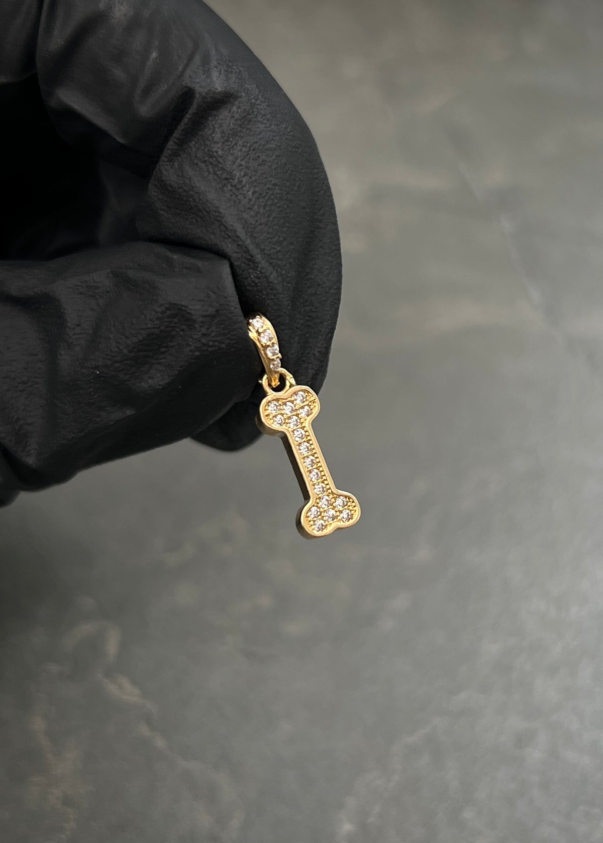 Dije Hueso con Swarovski Blanco 1.15gr / 2cm / 5.4mm — Oro Amarillo