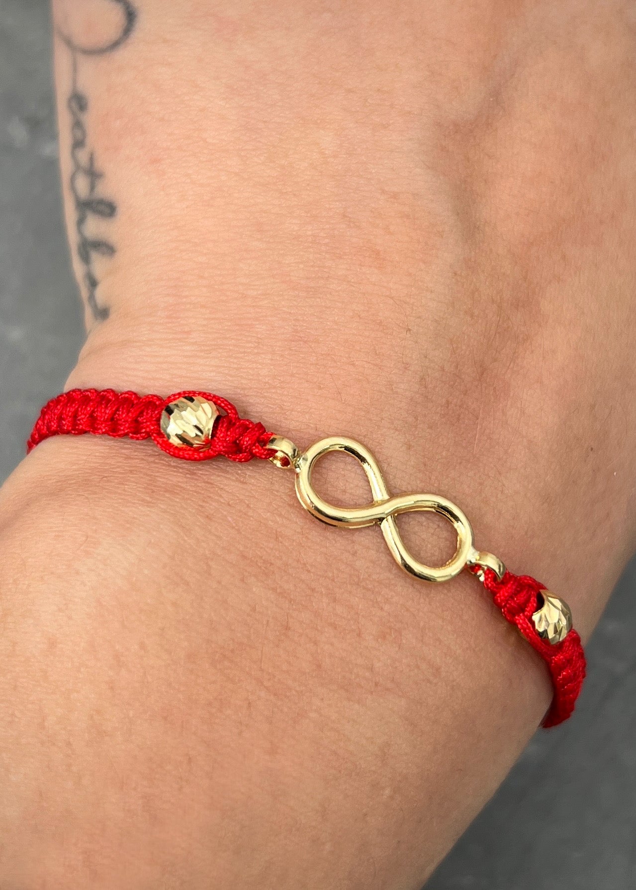 Pulsera en hilo rojo con herraje infinito 0.8gr / Oro Amarillo (Joya) M