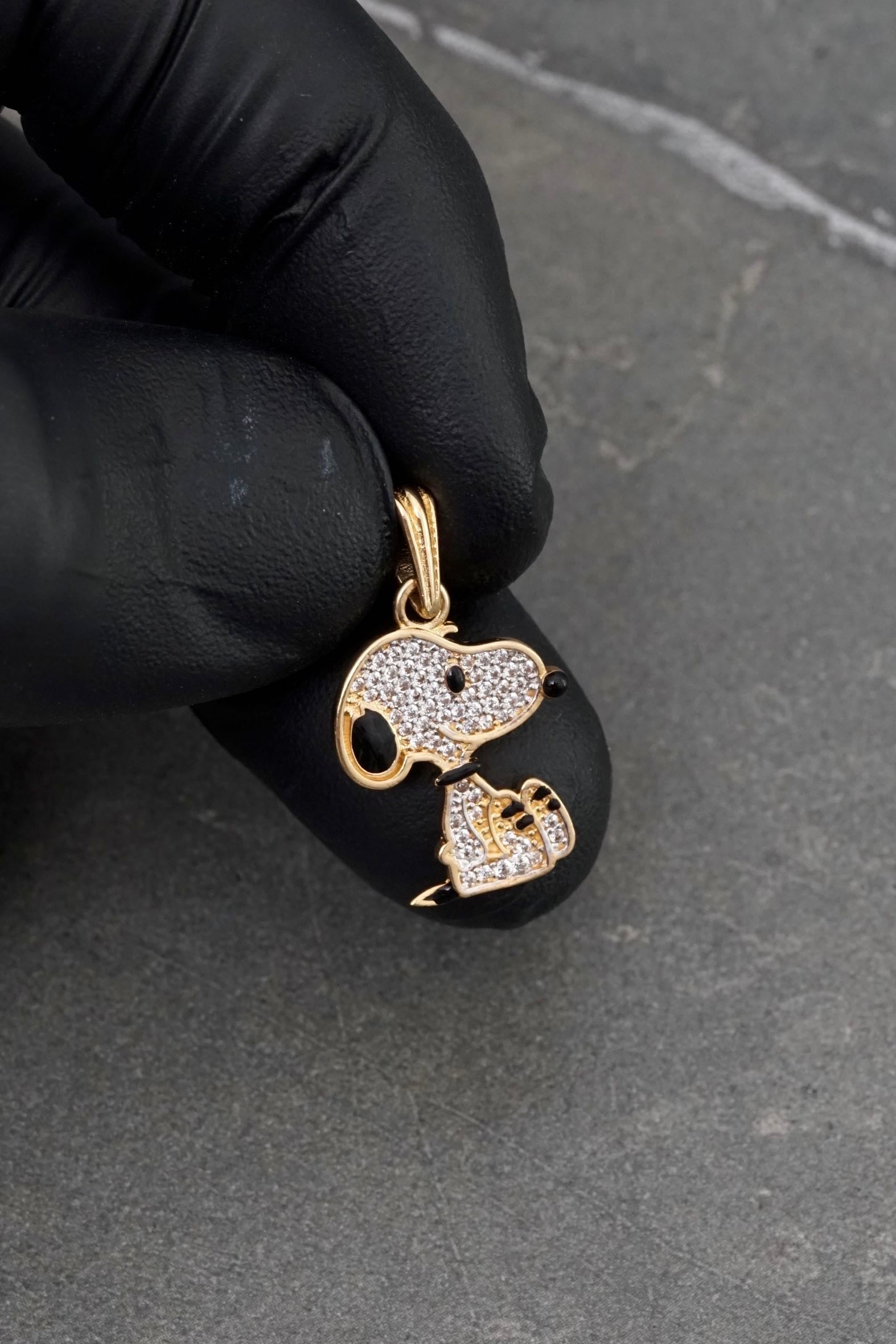 Dije snoopy con swarovski blanco 1.85gr / Largo 2.3cm / Oro Amarillo Nac P