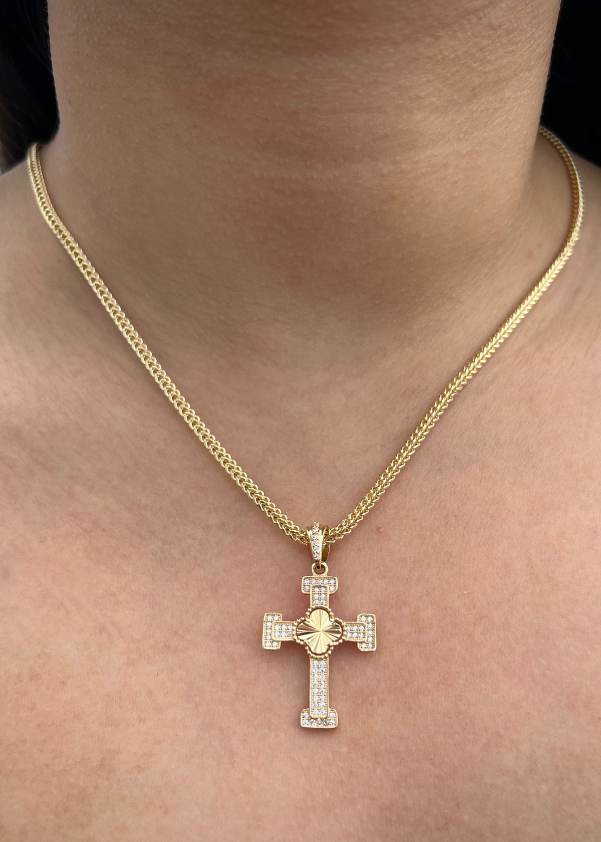 Dije Cruz Lucky Clover con Swarovski Blanco 3.5gr / 3.7cm / 21mm — Oro Amarillo