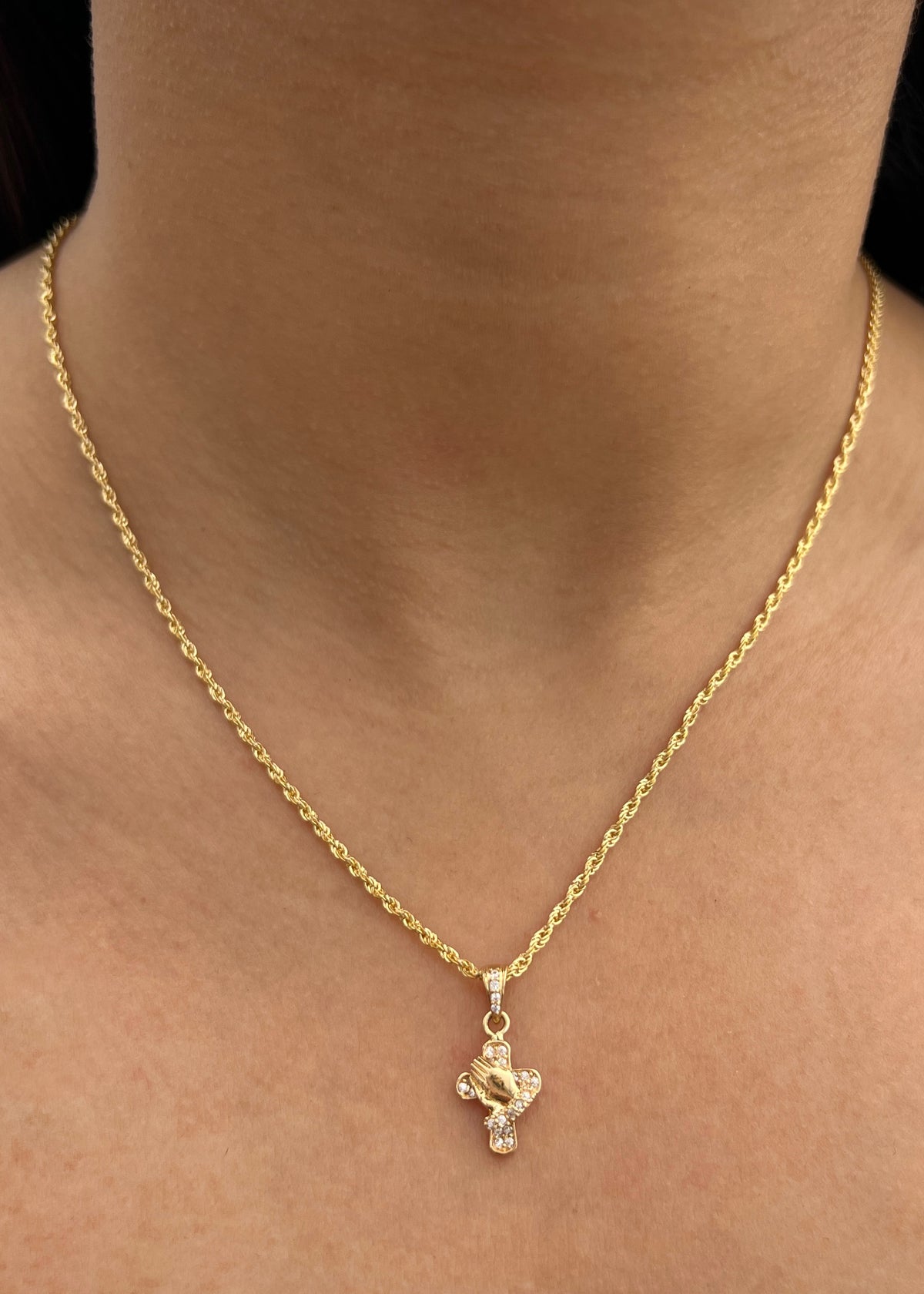 Dije Cruz con Swarovski Blanco 1.3gr / 2cm / 10mm — Oro Amarillo