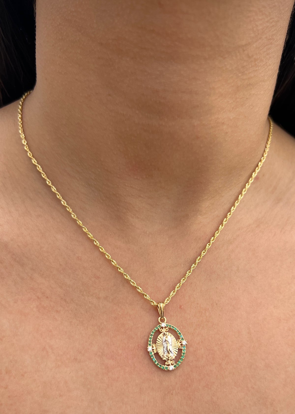 Dije Virgen de Guadalupe con Swarovski Verde y Blanco 2.35gr / 2.6cm / 15mm — Oro Amarillo