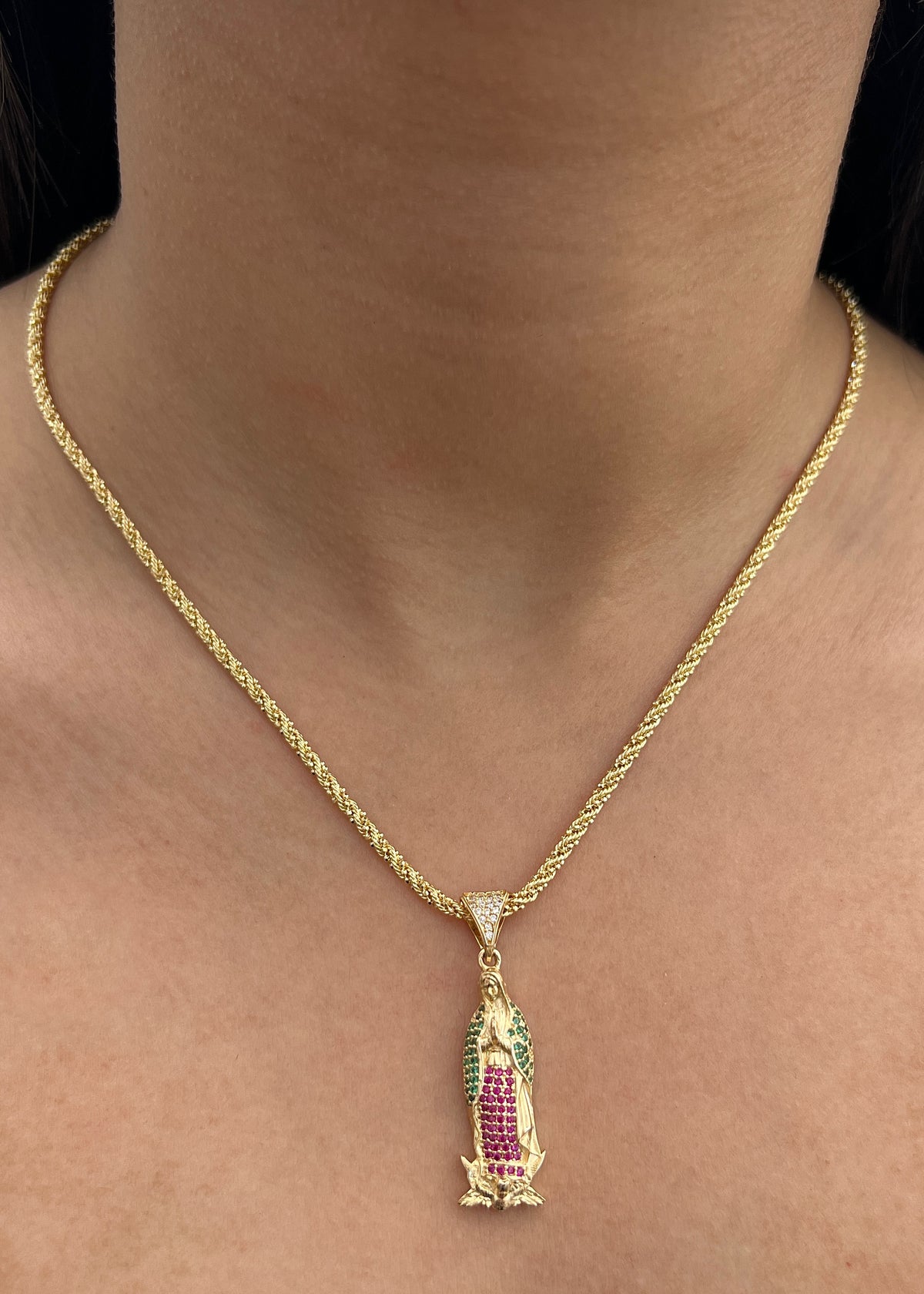 Dije Virgen de Guadalupe con Swarovski Verde y Fucsia 4.8gr / 4.1cm / 9mm — Oro Amarillo