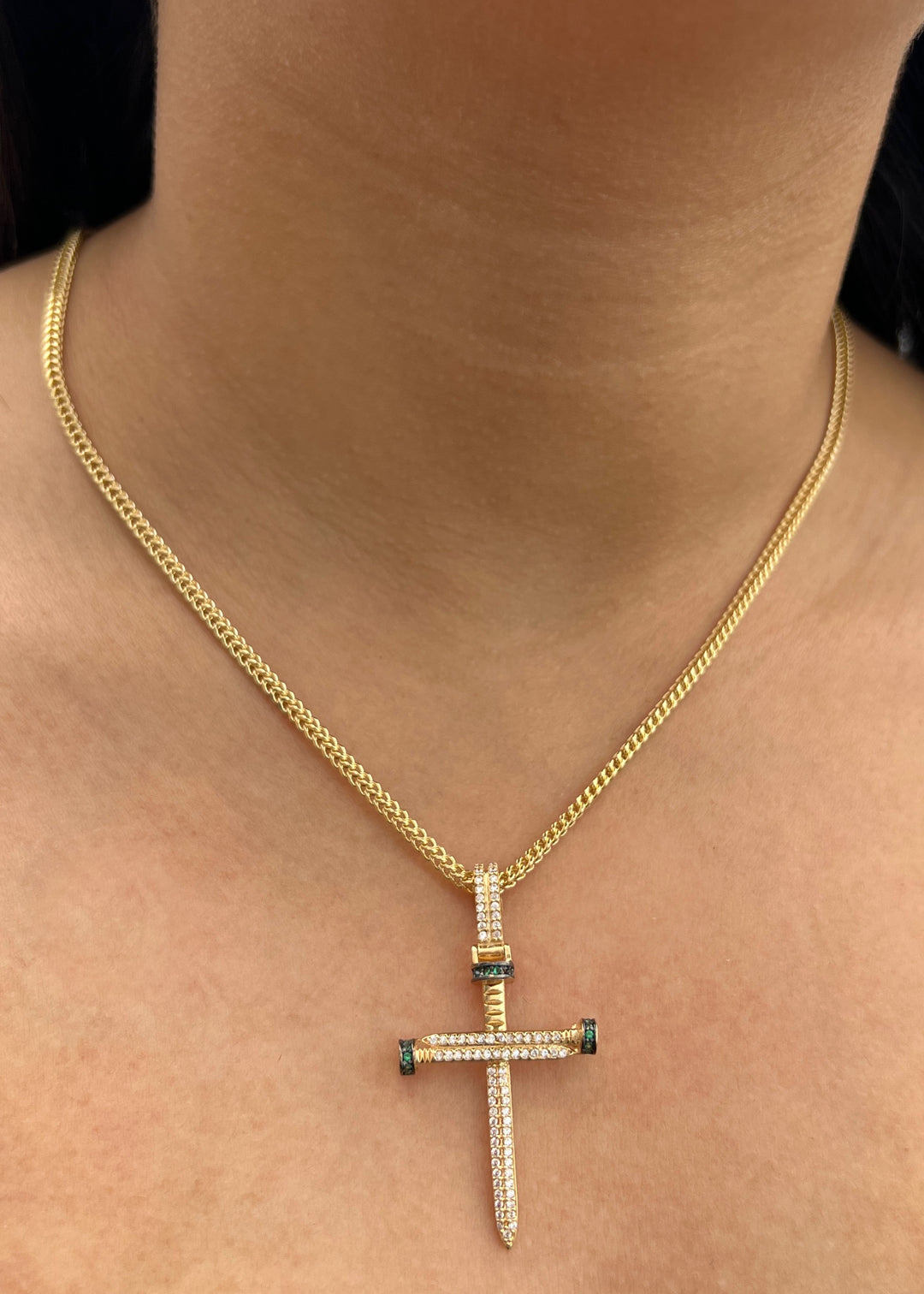 Dije Cruz Clavo con Swarovski Verde 4.2gr / 4.7cm / 25mm — Oro Amarillo