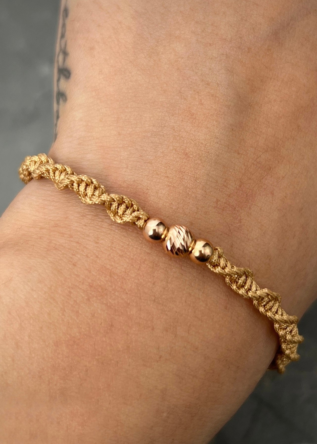 Pulsera en Hilo beige con bolas lisas y diamantada 0.35gr / Oro Rosado (Joya) M