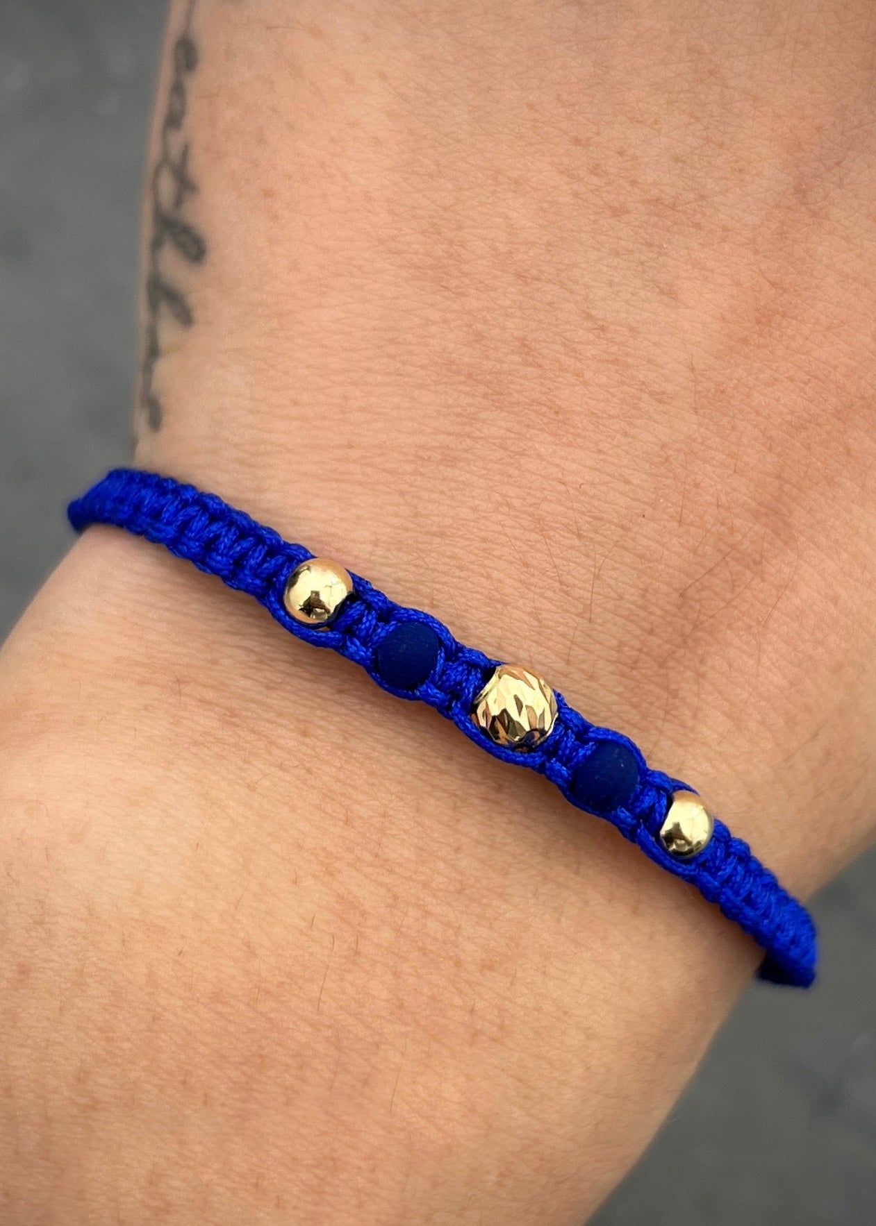 Pulsera en hilo azul con bolas lisas diamantada y neoprenos 0.35gr / Oro Amarillo (Joya) M