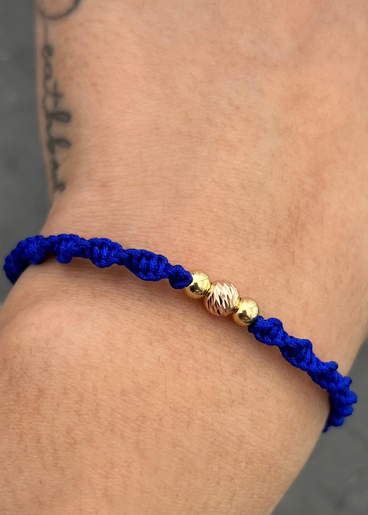Pulsera En hilo azul con bolas lisas y diamantada 0.35gr / Dos Oros (Joya) M