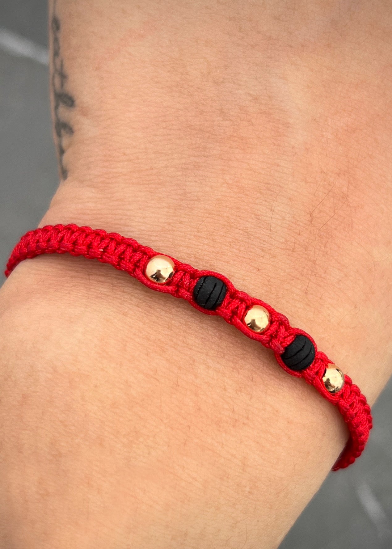 Pulsera En hilo rojo con bolas lisas y neoprenos 0.3gr / Oro Rosado (Joya) M