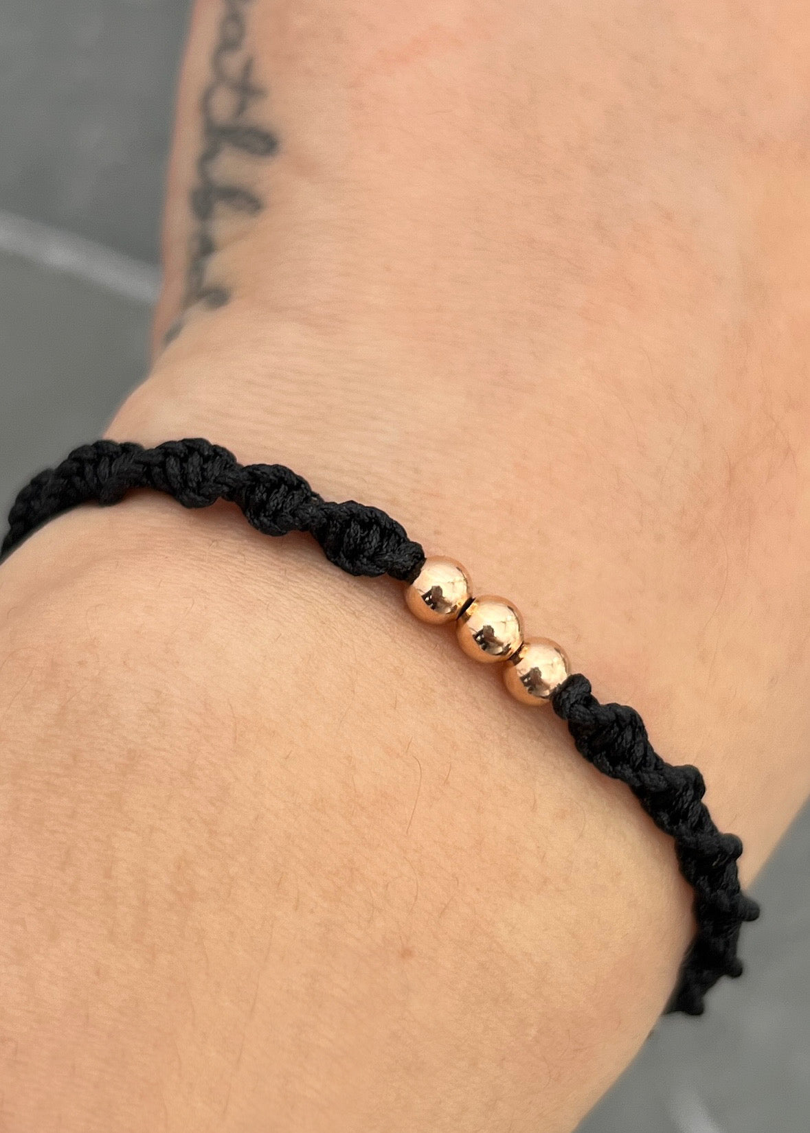 Pulsera en Hilo negro con bolas lisas 0.3gr / Oro Rosado (Joya) M