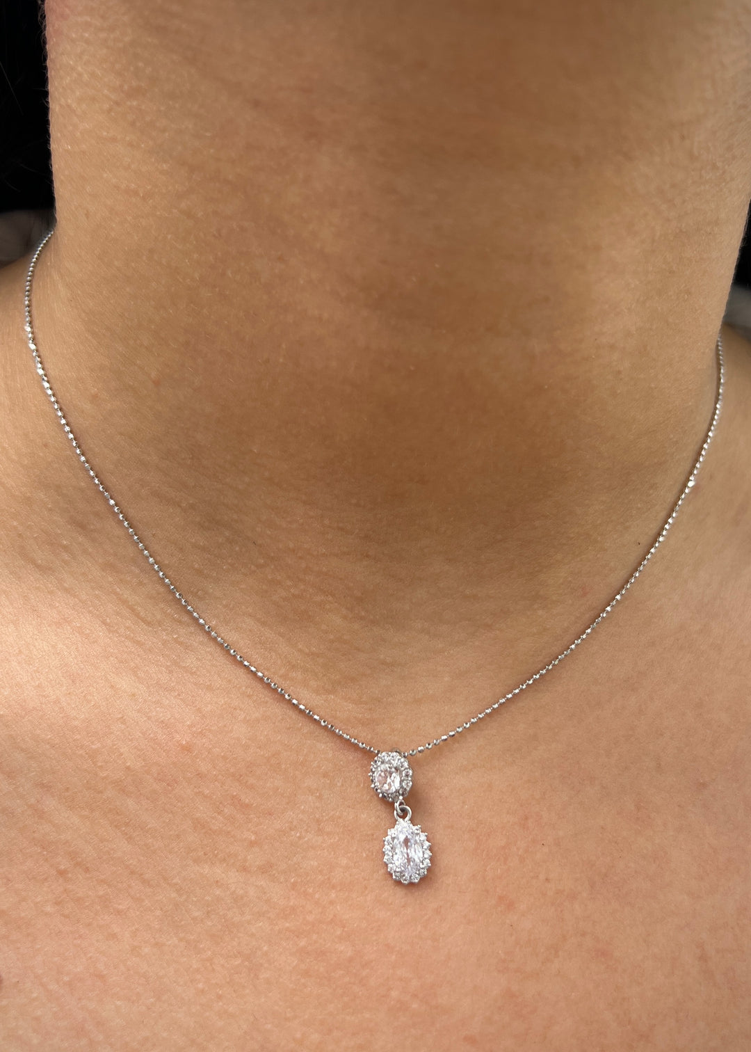 Dije con Swarovskis Blancos 1.1gr / 1.8cm / 6.7mm — Oro Blanco