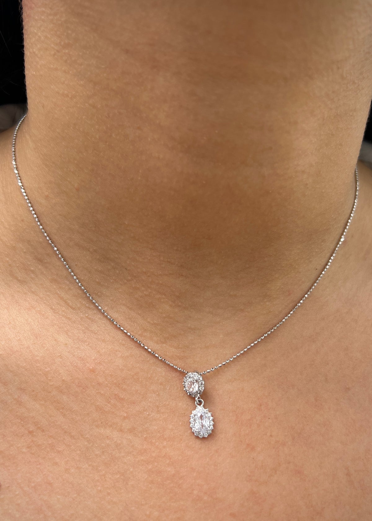 Dije con Swarovskis Blancos 1.1gr / 1.8cm / 6.7mm — Oro Blanco