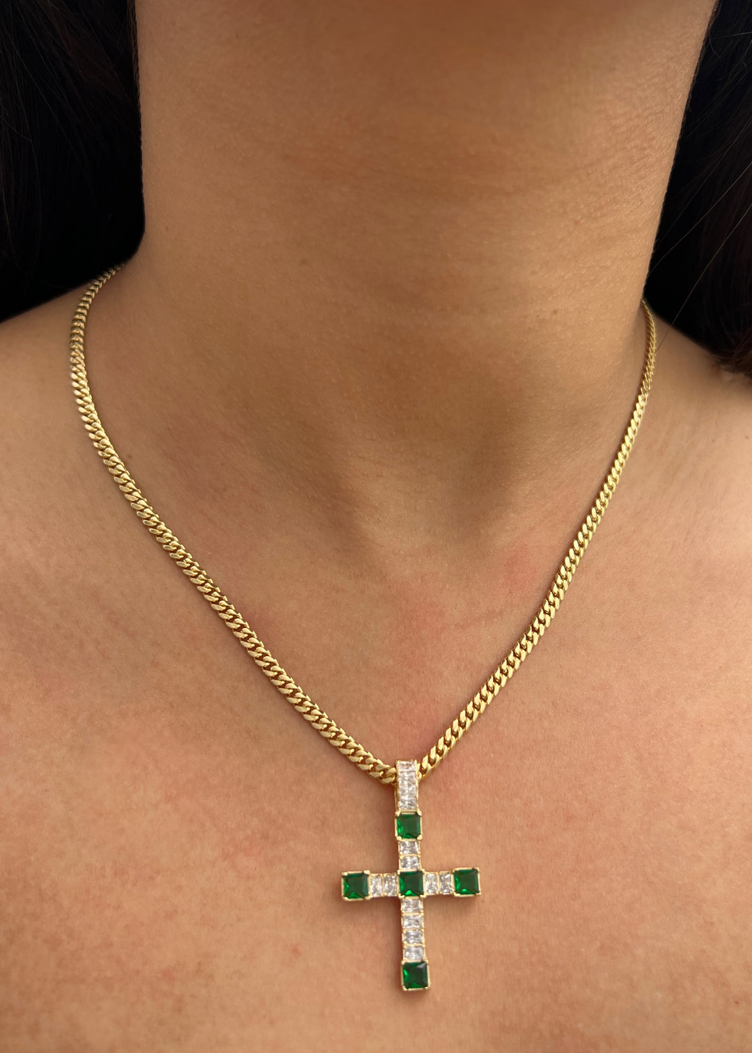 Dije cruz con swarovski verde y blanco 5.45gr / Largo 3.7cm — Oro Amarillo