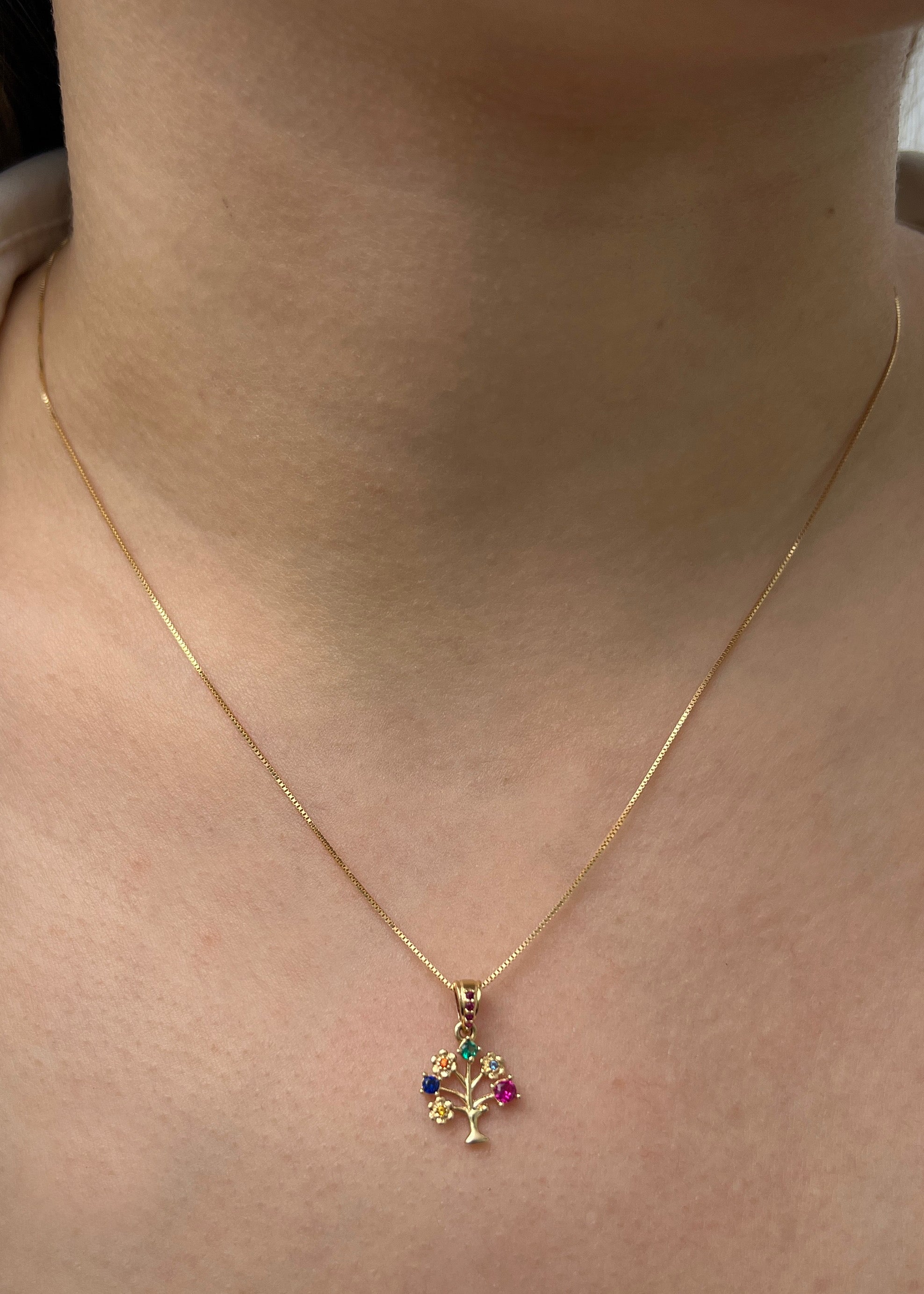 Dije arbol de la vida con swarovski multicolor 0.9gr / Largo 1.9cm / Oro Amarillo Nac P