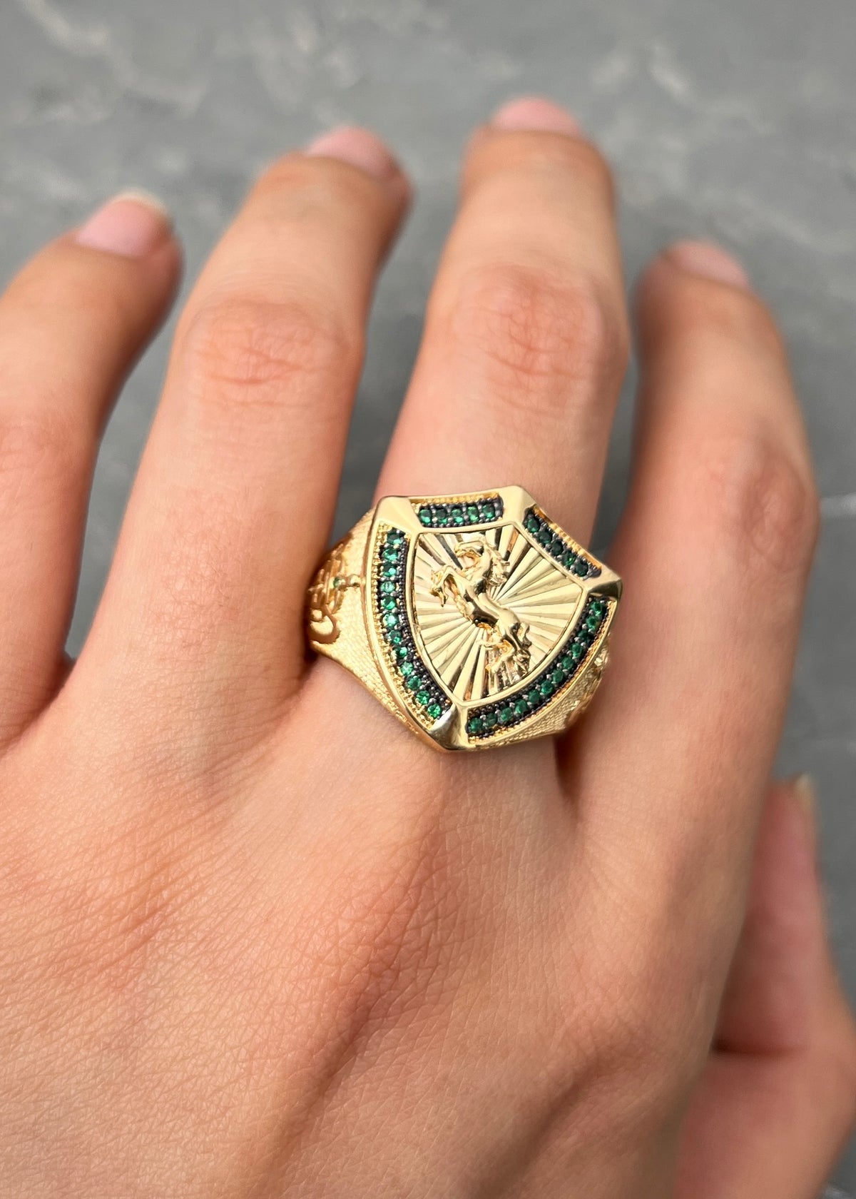 Anillo Caballo con Swarovski Verde 9.85gr / Talla 9 1/4 — Oro Amarillo