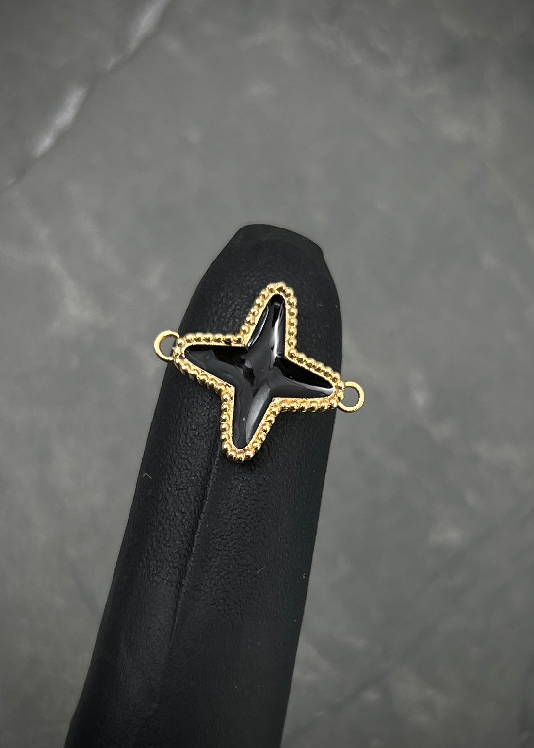 Herraje tipo lucky diamantado con resina 1.9gr / Largo 1.7cm / Oro Amarillo Nac B