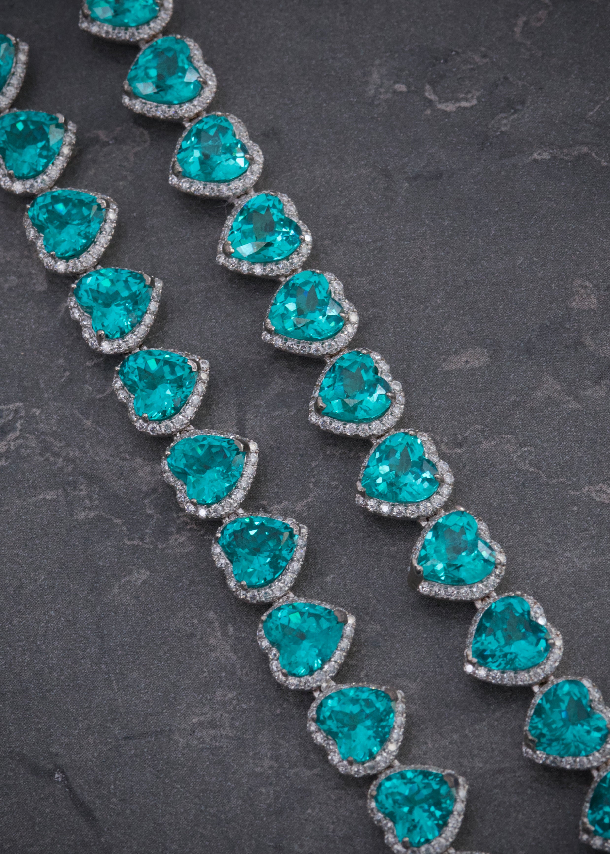 Cadena corazones con 7090pts de paraiba y 530pts de moissanita 60.4gr / Largo 45cm / Oro Blanco (Joya) M