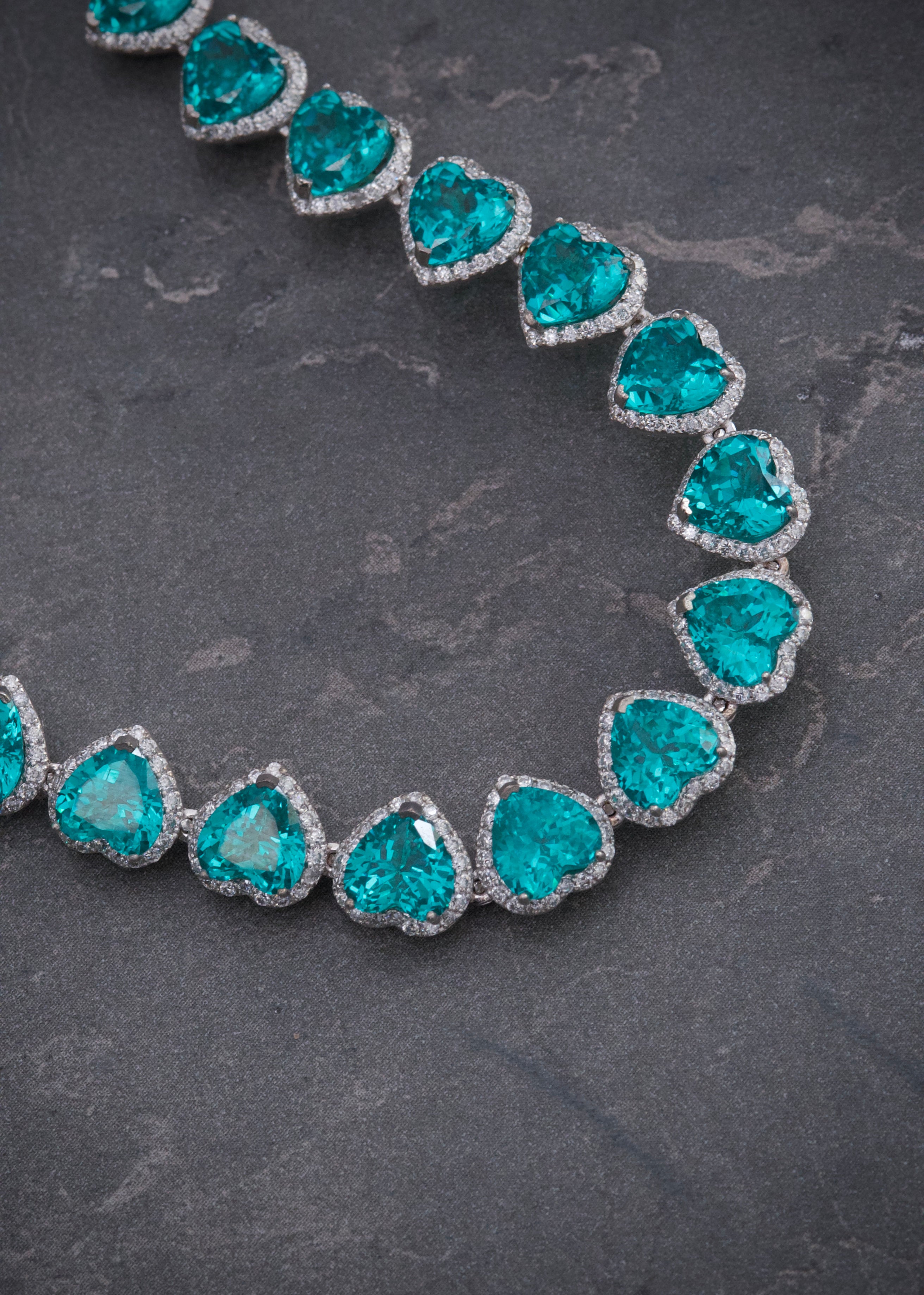 Cadena corazones con 7090pts de paraiba y 530pts de moissanita 60.4gr / Largo 45cm / Oro Blanco (Joya) M