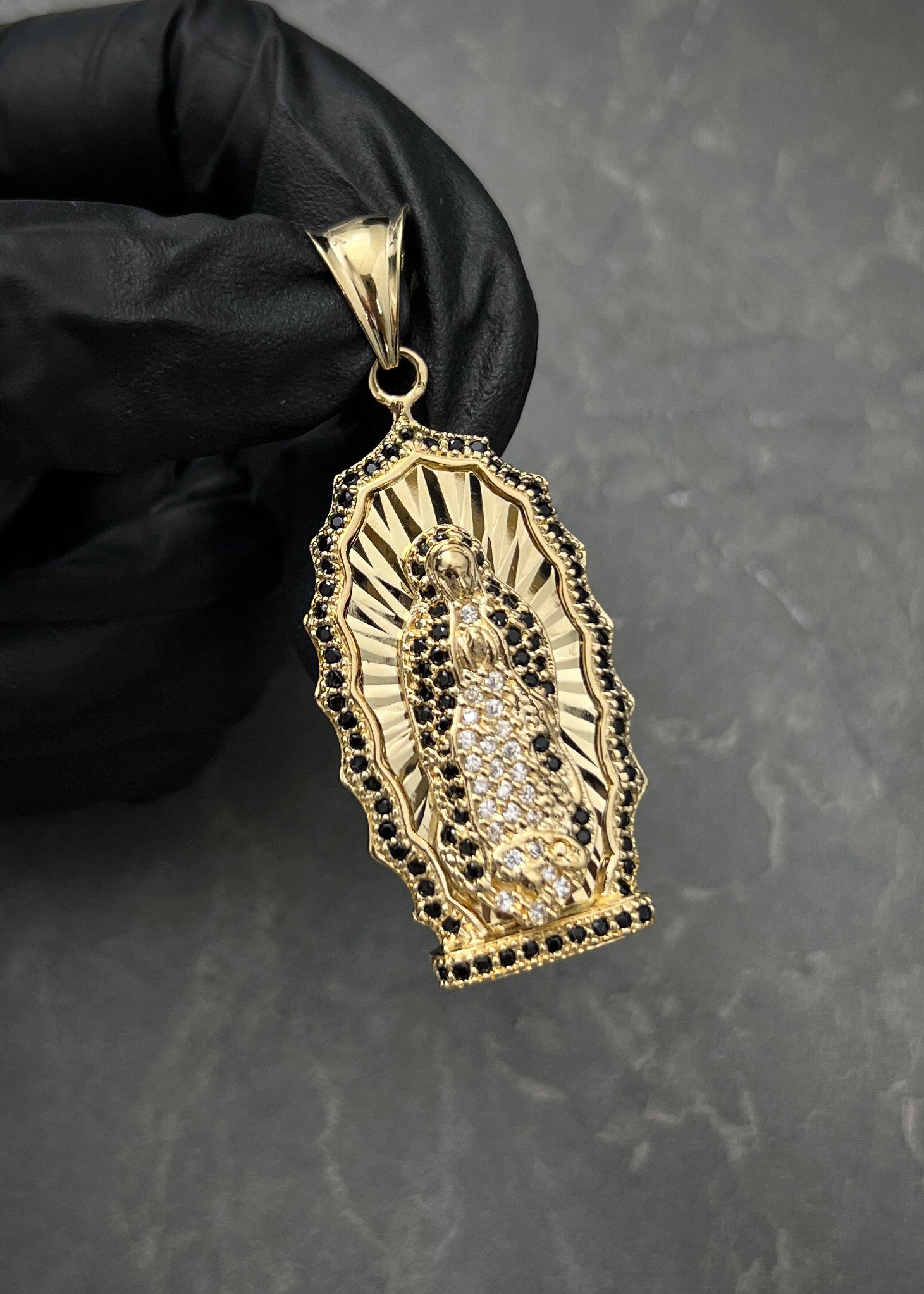 Dije virgen de guadalupe con swarovski negro y blanco 11.9gr / Largo 5cm / Oro Amarillo Nac B
