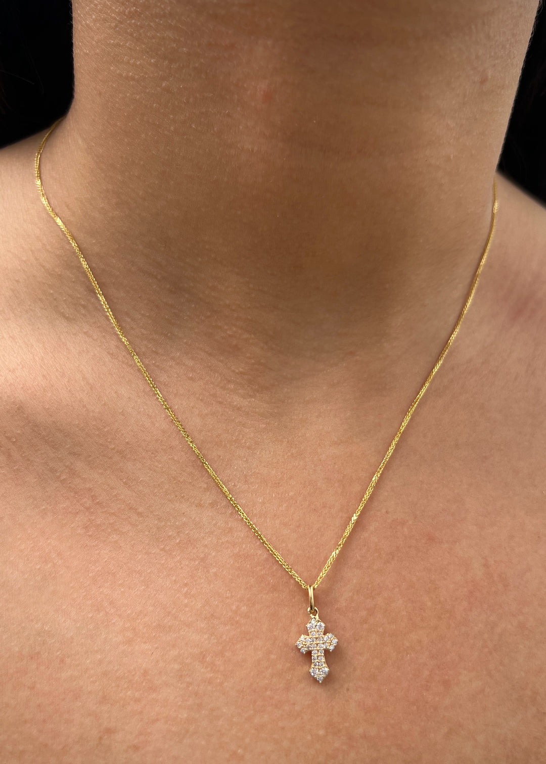 Dije Cruz con Swarovski Blanco 0.8gr / 1.7cm / 8.4mm — Oro Amarillo