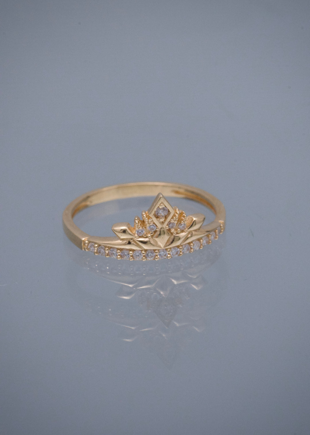 Anillo Corona con Swarovski Blanco 2.2gr / Talla 7 — Oro Amarillo