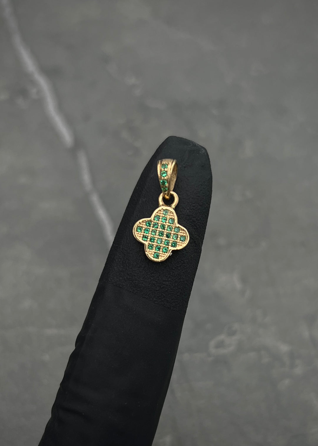 Dije Lucky Clover con Swarovski Verde 1.1gr / 1.6cm / 9.4mm — Oro Amarillo