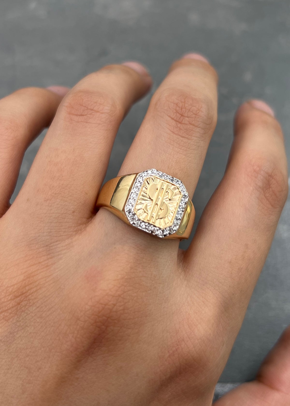Anillo Signo Peso con Swarovski Blanco 4.4gr / Talla 9 1/2 — Oro Amarillo