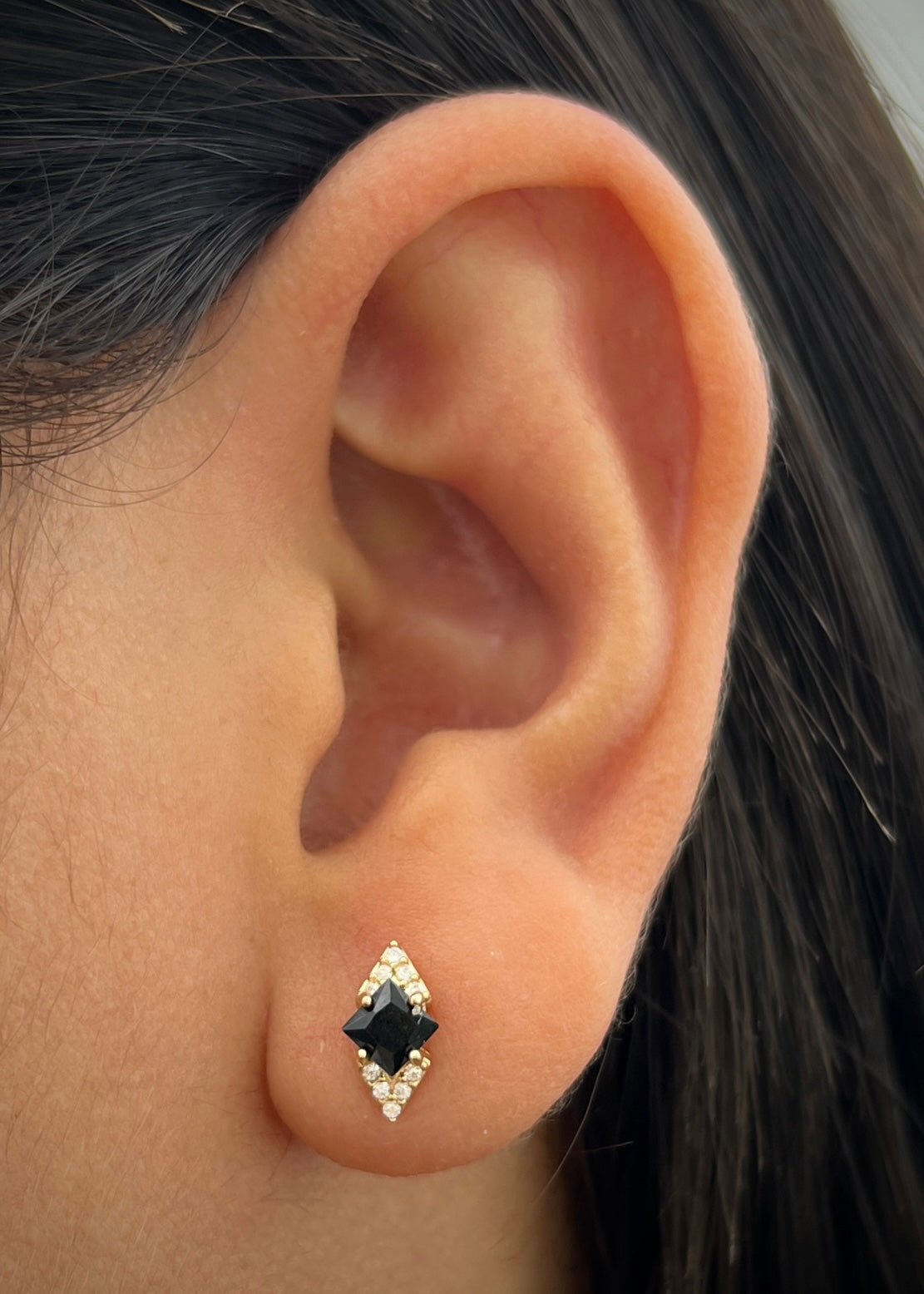 Topos con Swarovski Negro y Blanco 1.55gr / 1cm / 5.4mm — Oro Amarillo