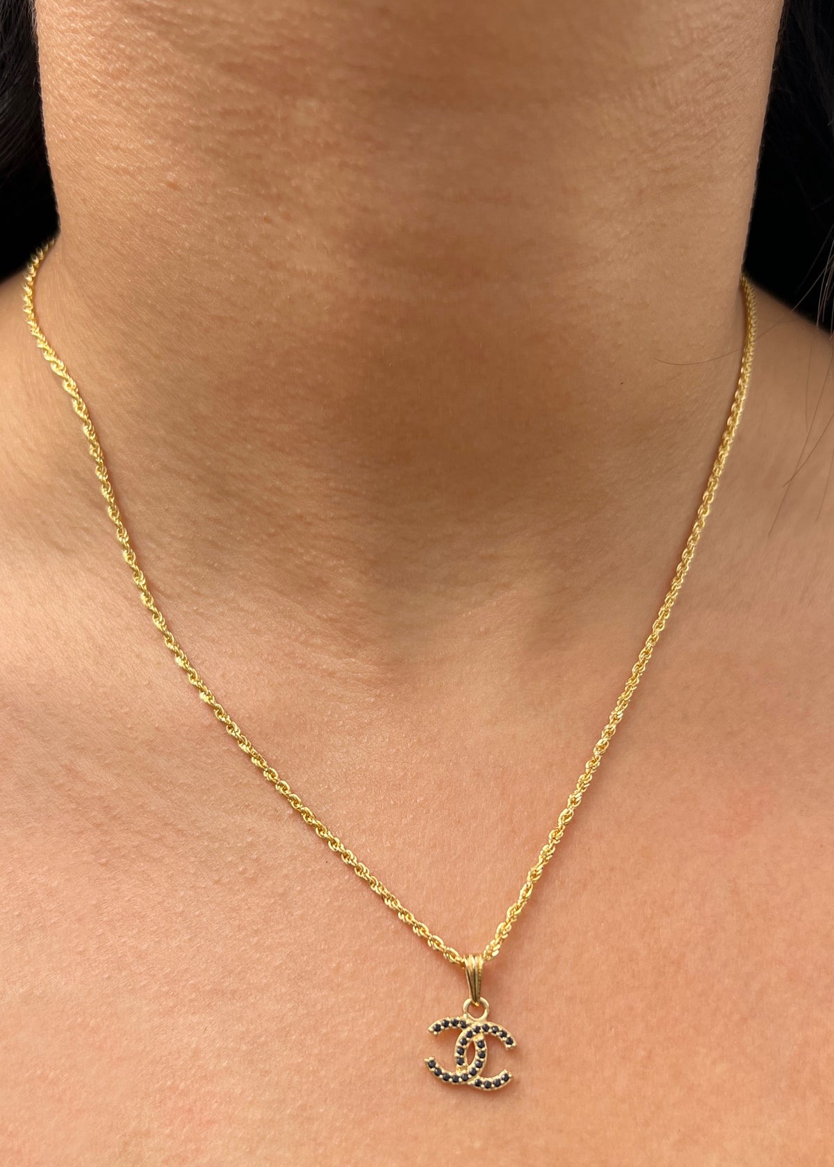 Dije ch con Swarovski Negro 1.1gr / 1.6cm / 11mm — Oro Amarillo