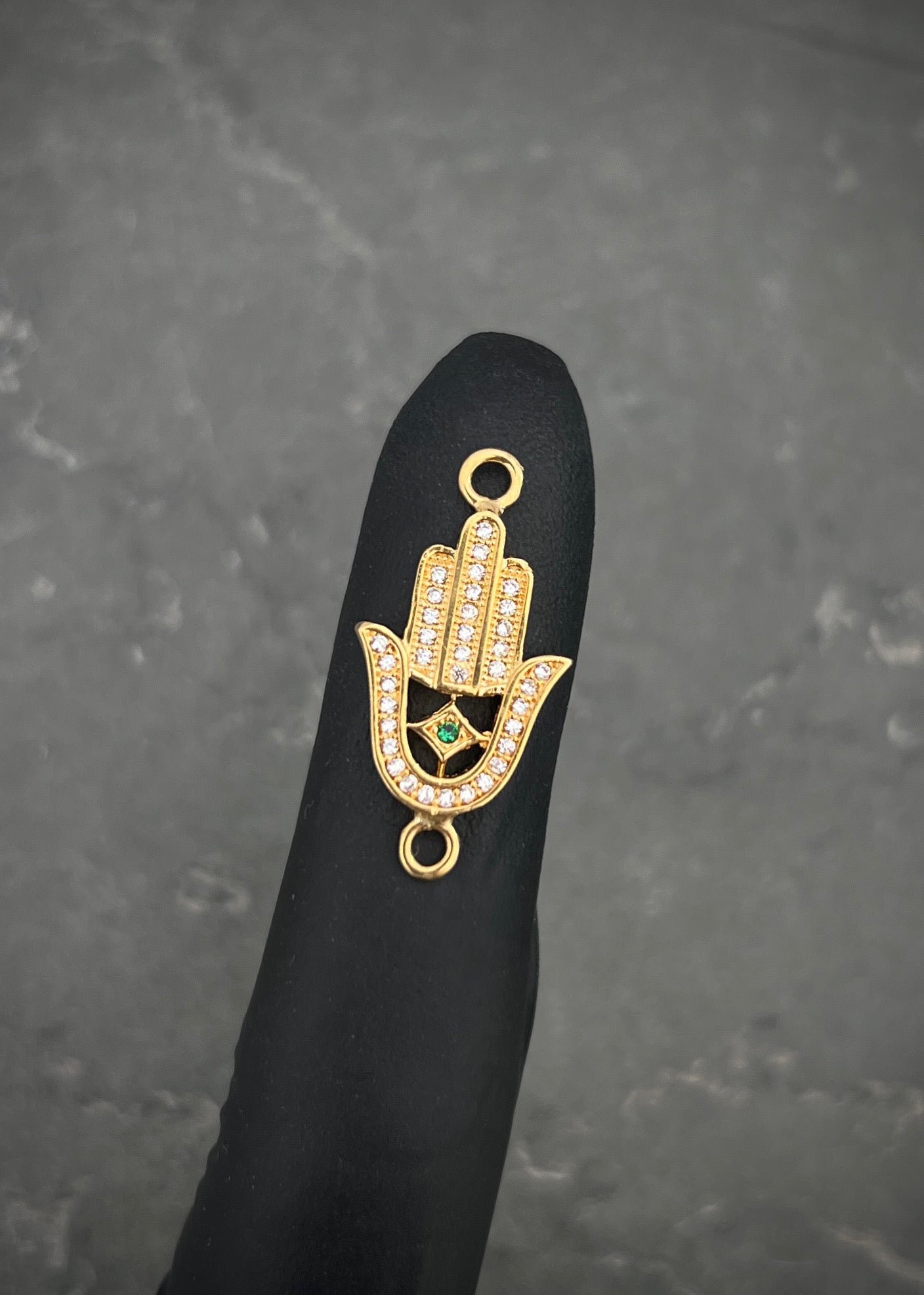 Herraje mano hs con swarovski verde y blanco 1.9gr / Largo 2.5cm / Oro Amarillo Nac B