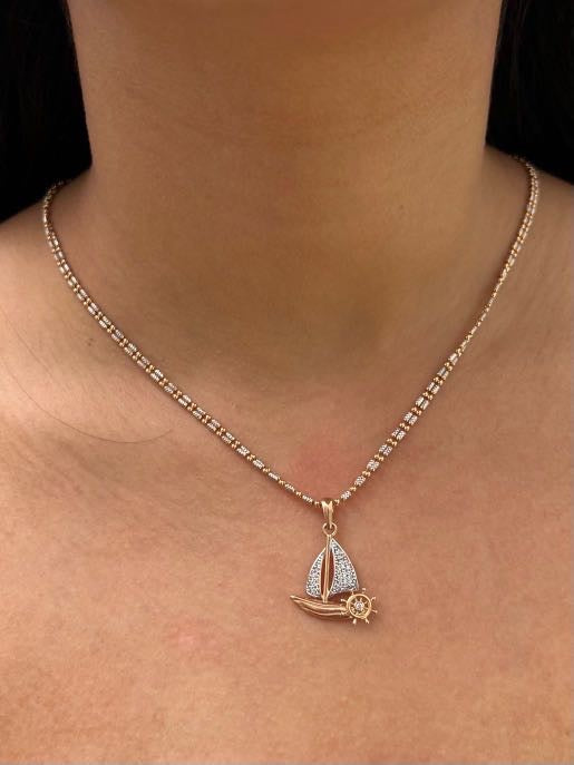 Dije barco con swarovski blanco 2.65gr / Largo 2.7cm — Oro Rosado