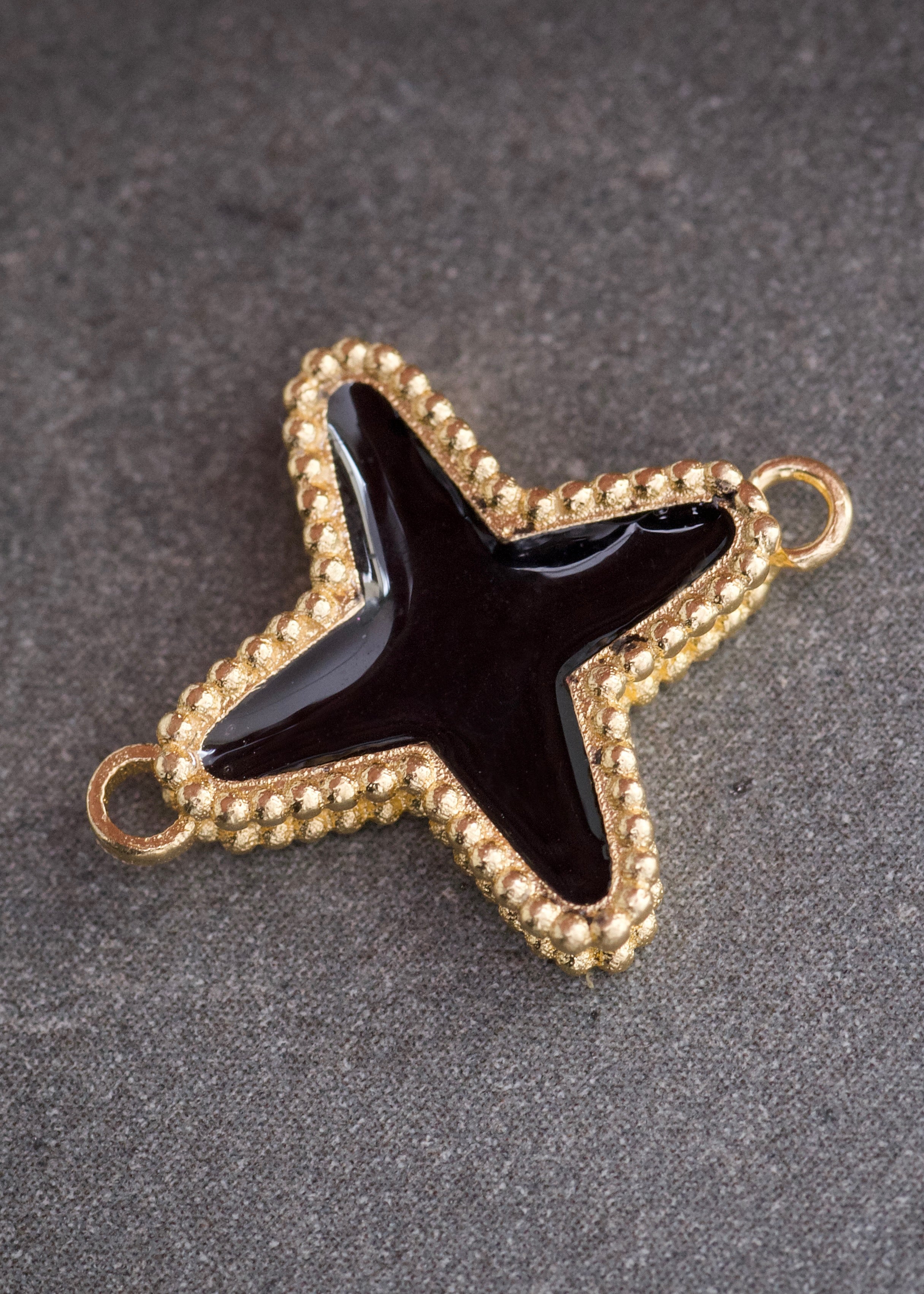 Herraje tipo lucky diamantado con resina 1.9gr / Largo 1.7cm / Oro Amarillo Nac B