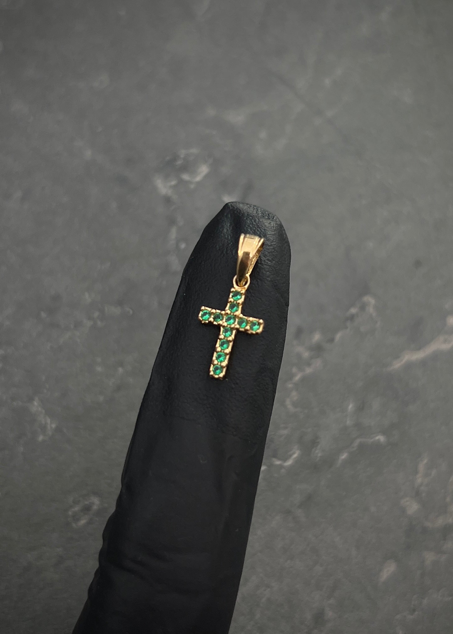 Dije cruz con swarovski verde 0.7gr / Largo 1.8cm / Oro Amarillo Nac M