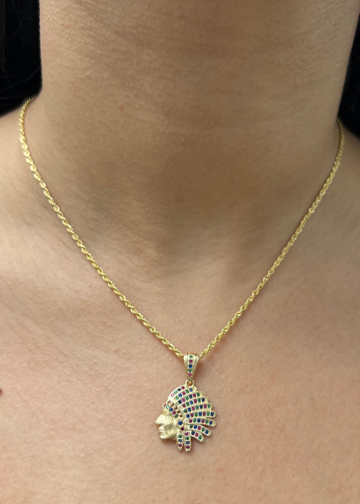 Dije Indio con Swarovski Multicolor 2.9gr / 2.7cm / 18mm — Oro Amarillo