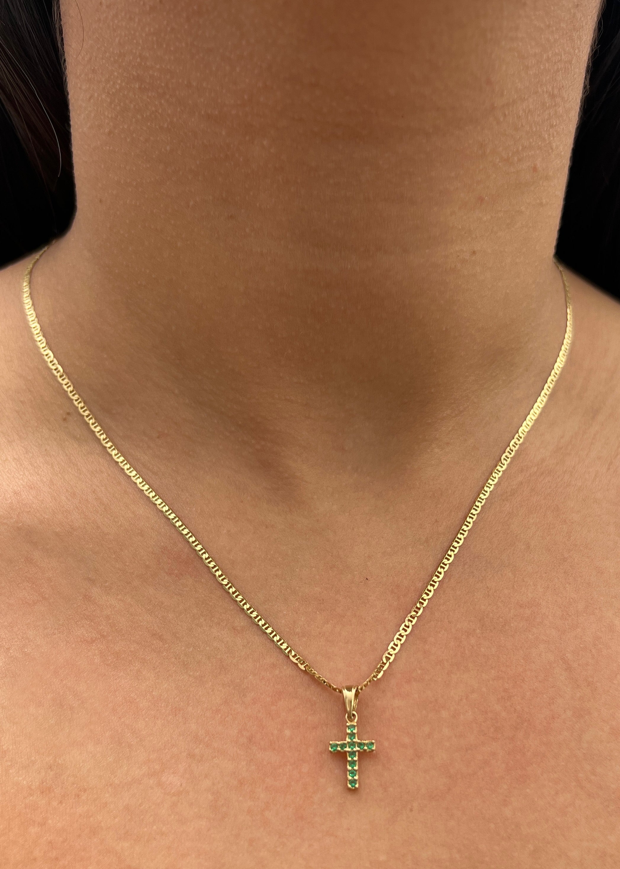 Dije cruz con swarovski verde 0.7gr / Largo 1.8cm / Oro Amarillo Nac M