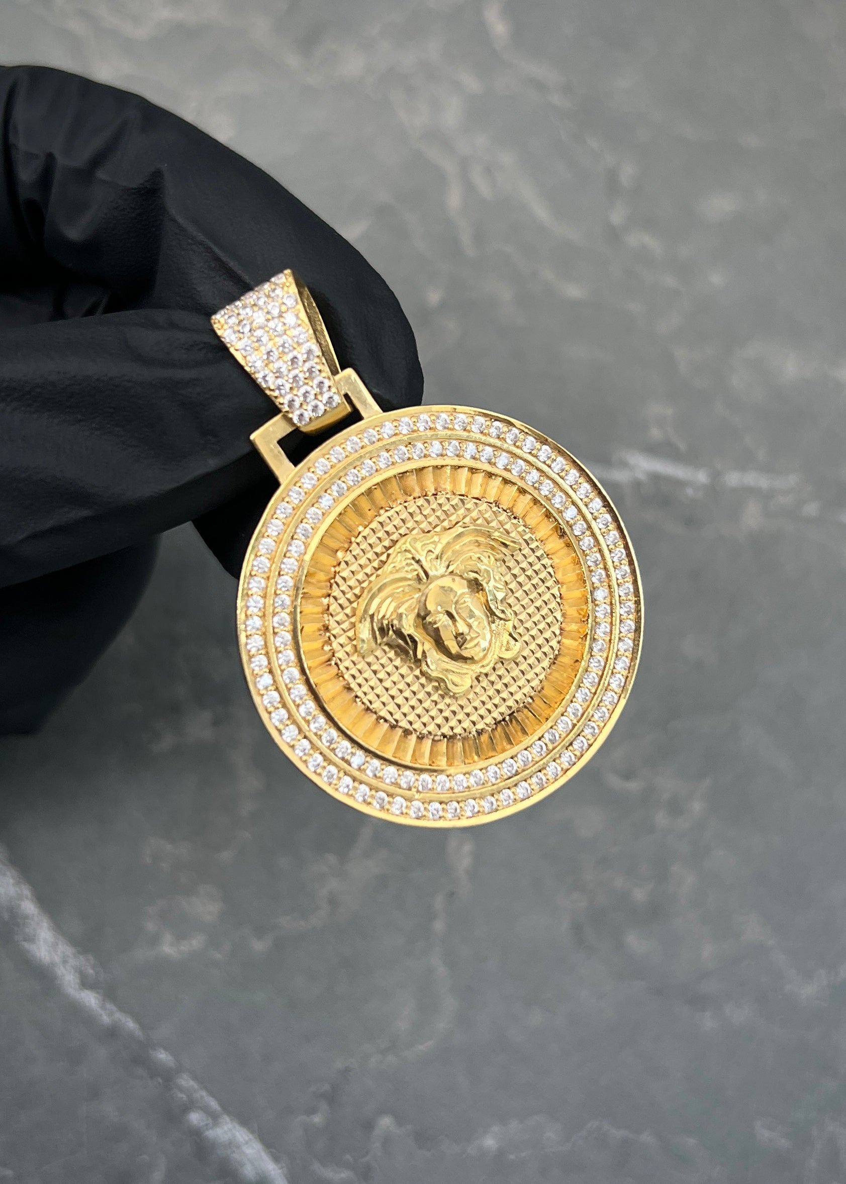 Dije Medusa con Swarovski Blanco 14.1gr / 4.5cm / 33.5mm — Oro Amarillo