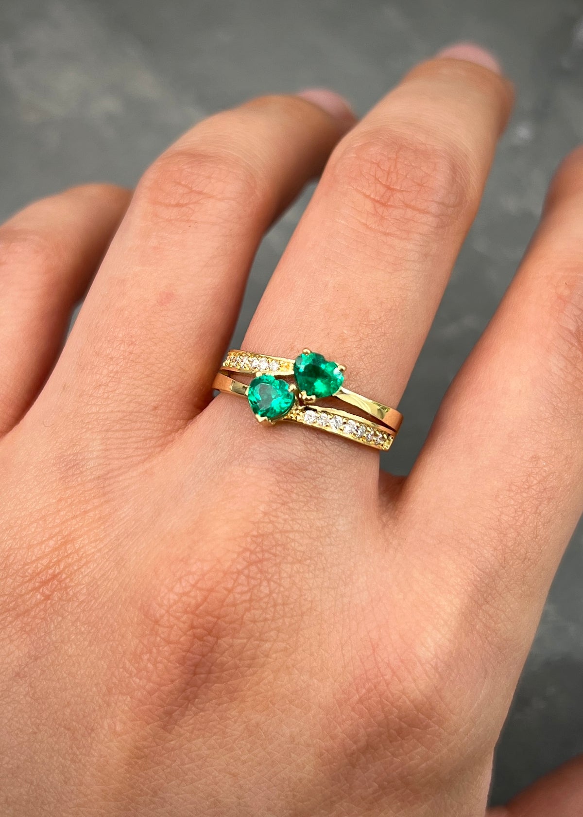 Anillo con 64pts de Esmeralda y 16pts de Diamantes 3.45gr / Talla 6 — Oro Amarillo
