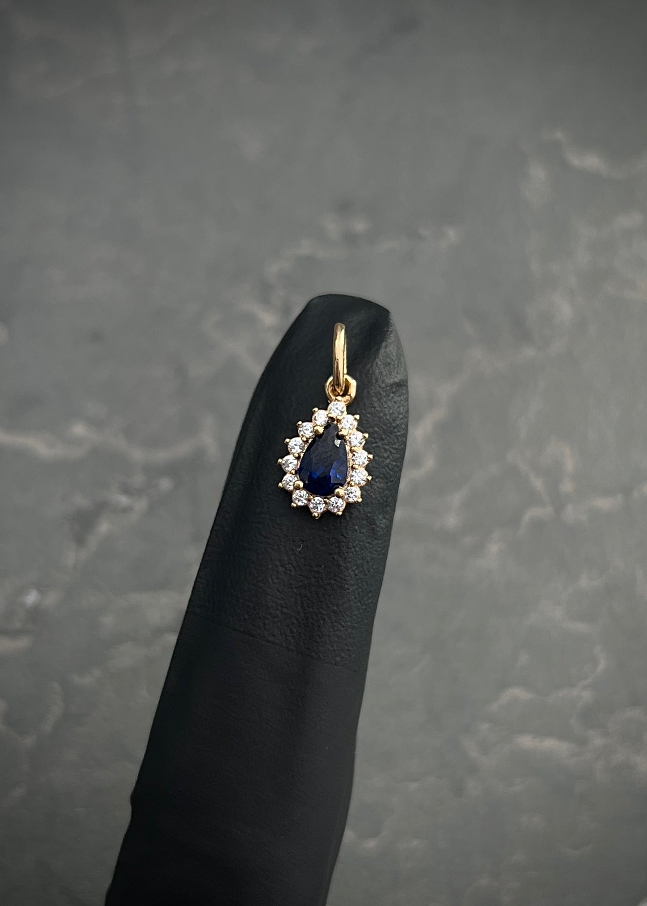 Dije gota con swarovski azul y blanco 0.7gr / Largo 1.5cm / Oro Amarillo Nac B