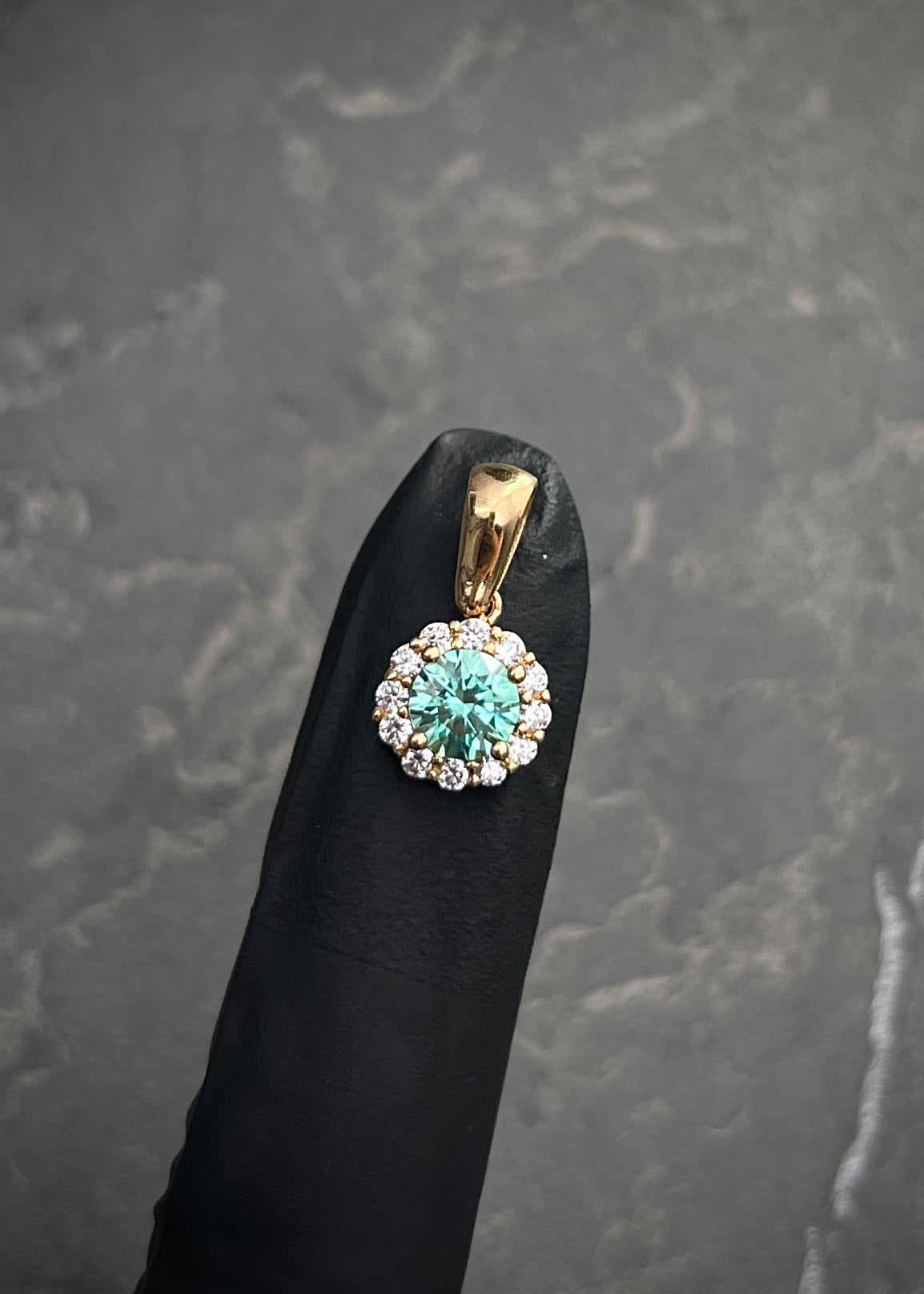 Dije flor con swarovski azul y blanco 1.9gr / Largo 1.7cm / Oro Amarillo Nac M