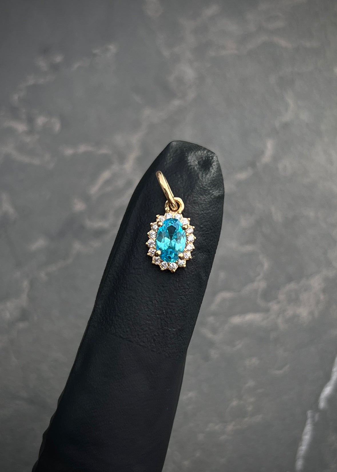 Dije ovalado con swarovski azul y blanco 0.65gr / Largo 1.4cm / Oro Amarillo Nac M