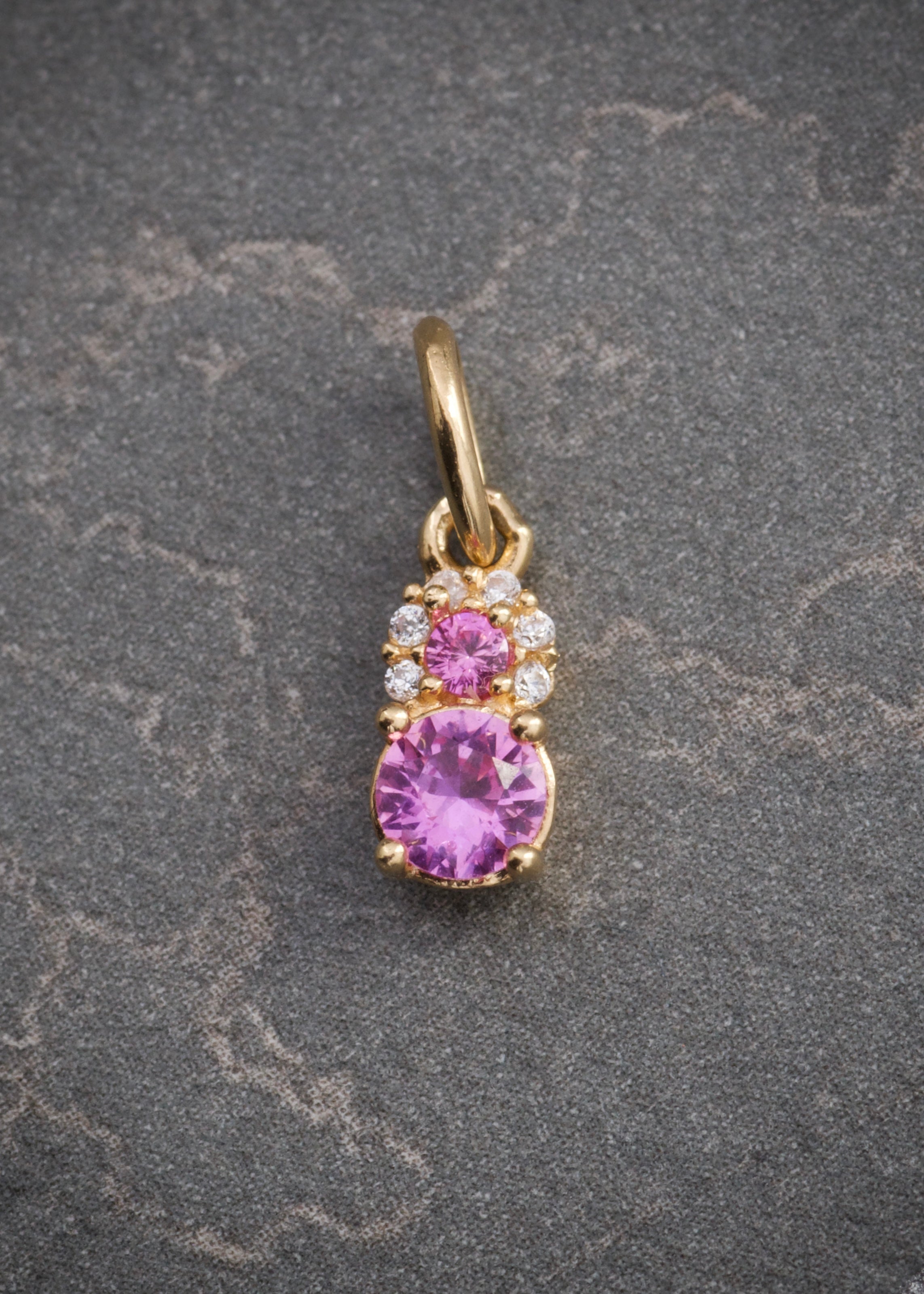 Dije con swarovski rosado y blanco 0.6gr / Largo 1.3cm / Oro Amarillo Nac B