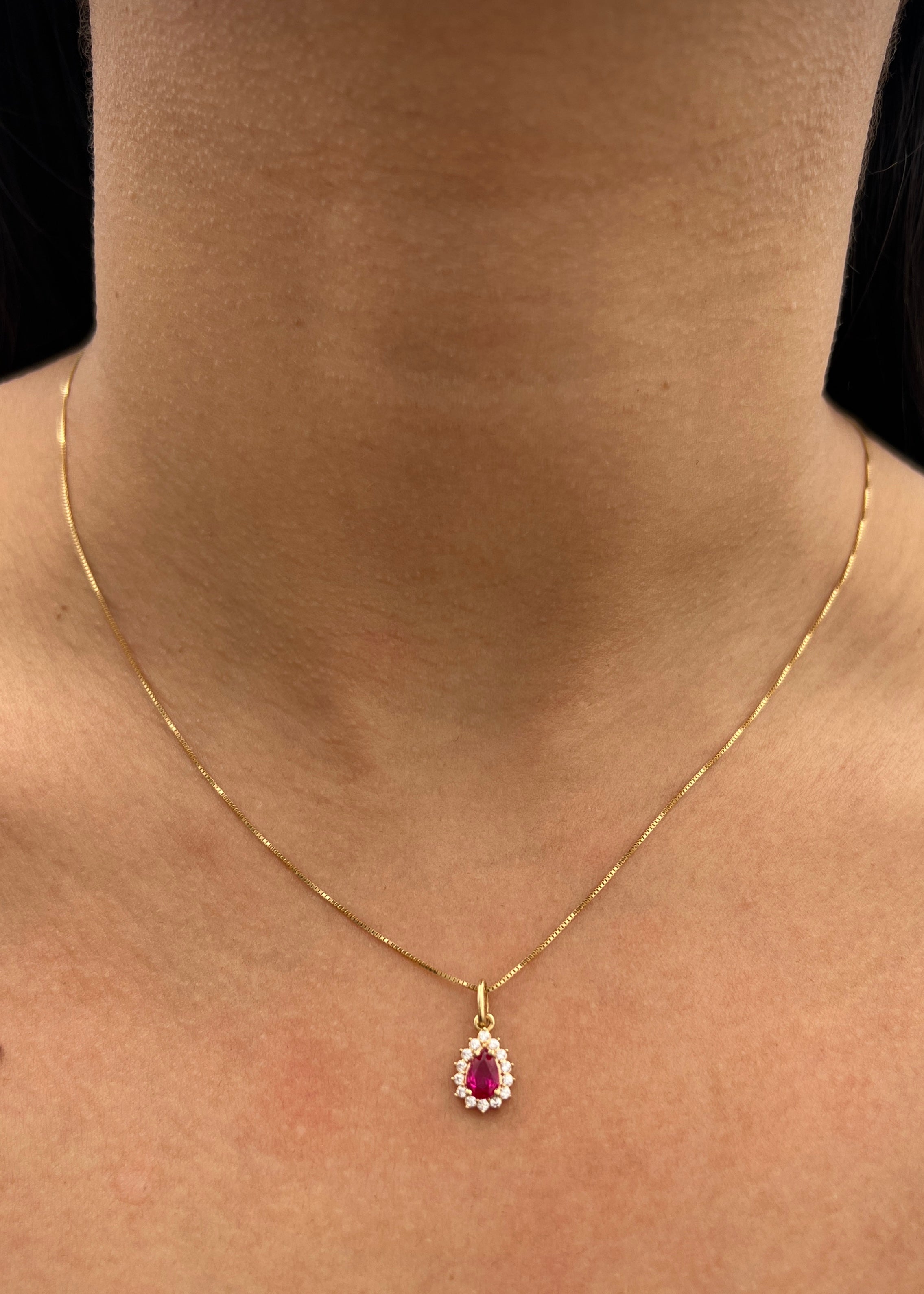 Dije gota con swarovski fucsia y blanco 0.7gr / Largo 1.5cm / Oro Amarillo Nac B