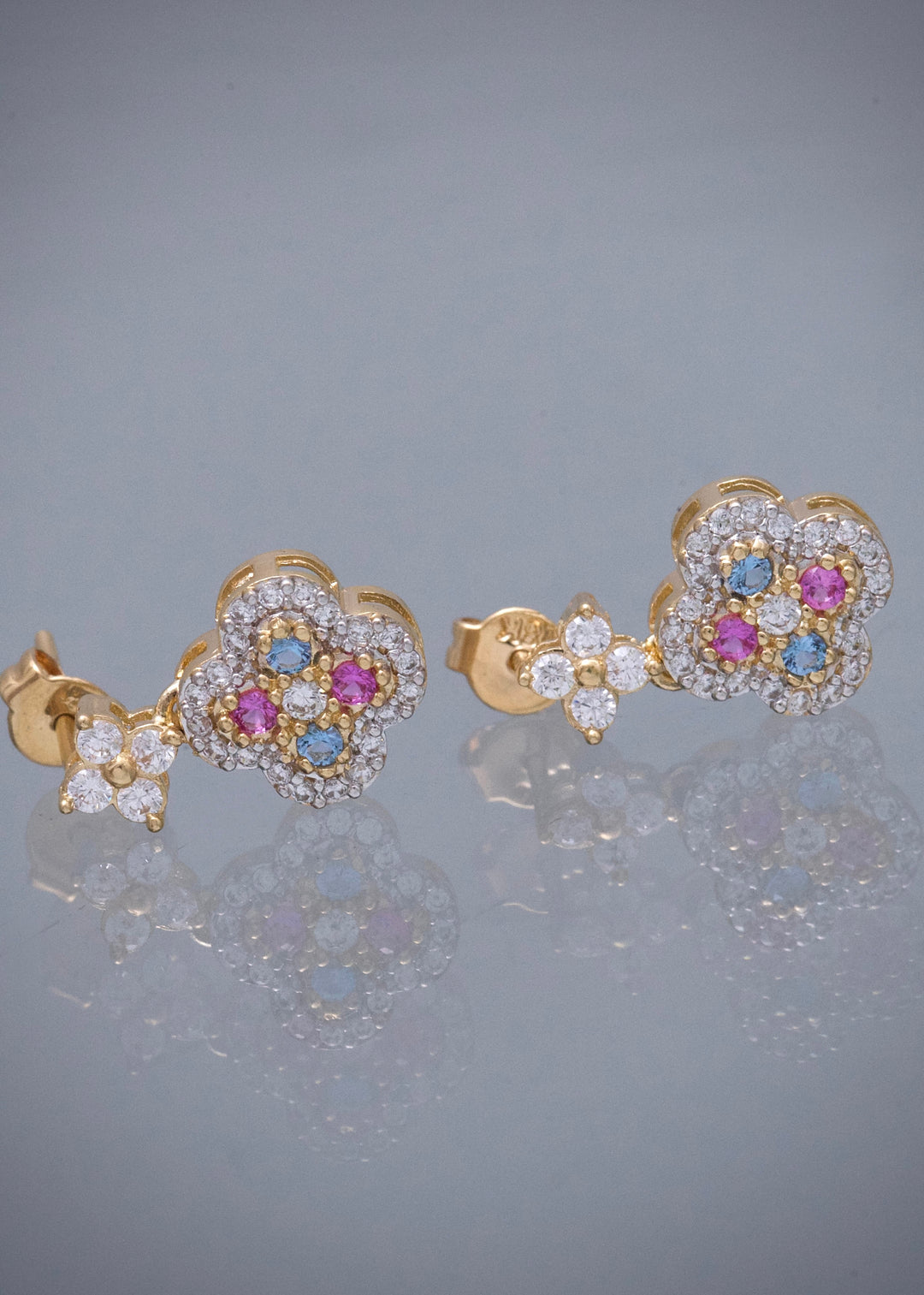 Topos Flor con Swarovski Multicolor 2.95gr / 1.5cm / 9.8mm — Oro Amarillo