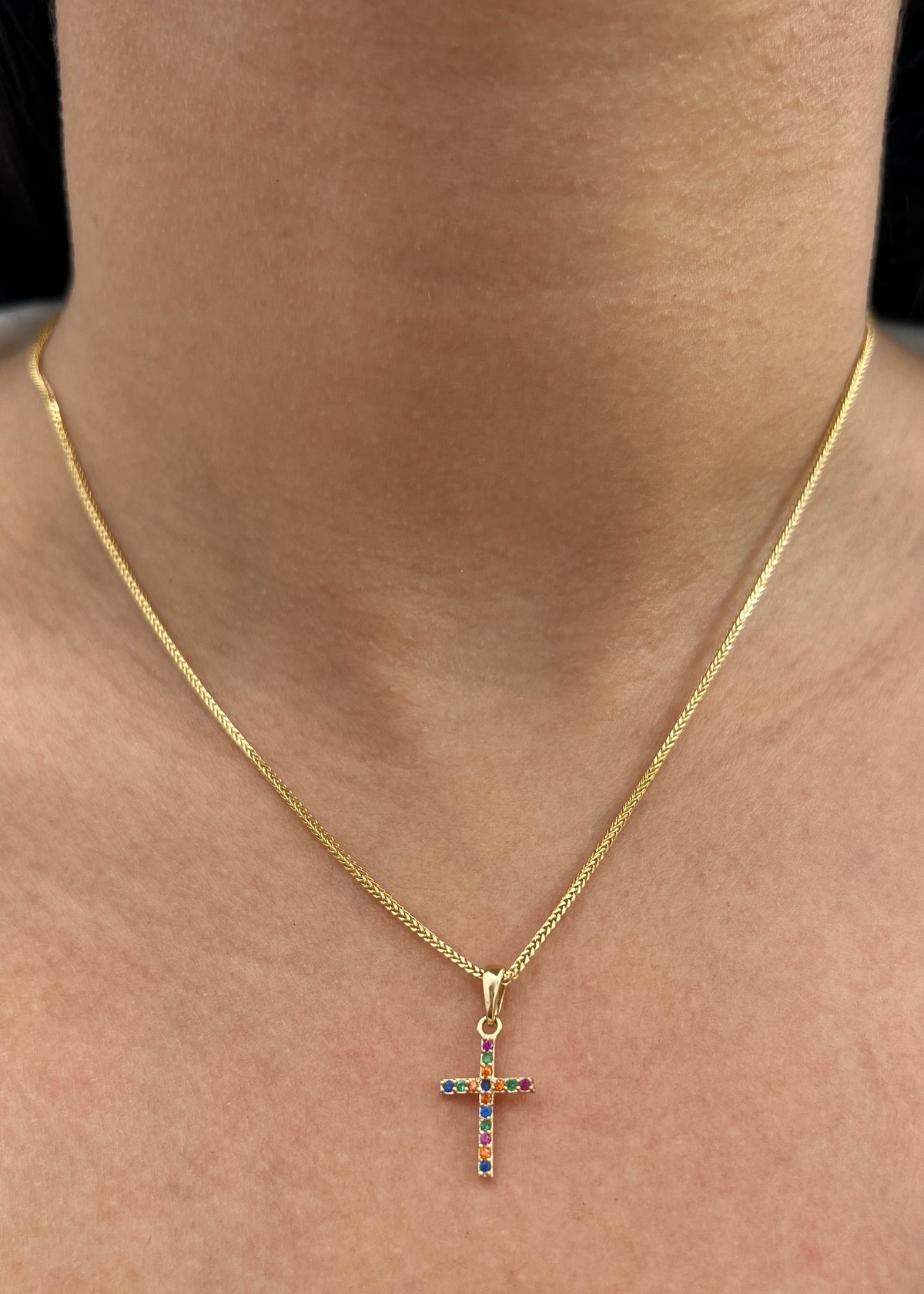Dije Cruz con Swarovski Multicolor 0.65gr / 2cm / 9.8mm — Oro Amarillo