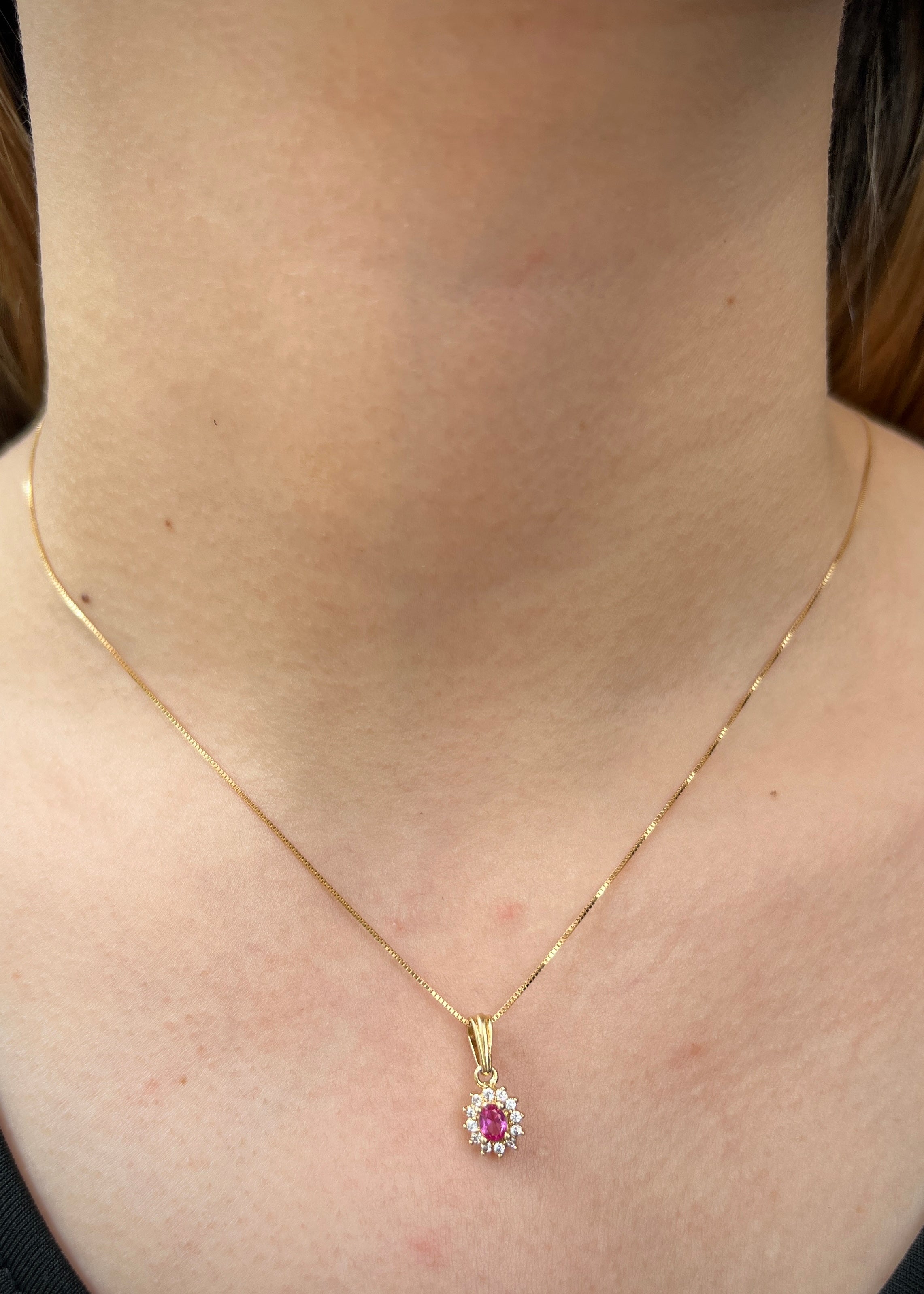 Dije flor con swarovski rosado y blanco 1.3gr / Largo 1.5cm / Oro Amarillo Nac M