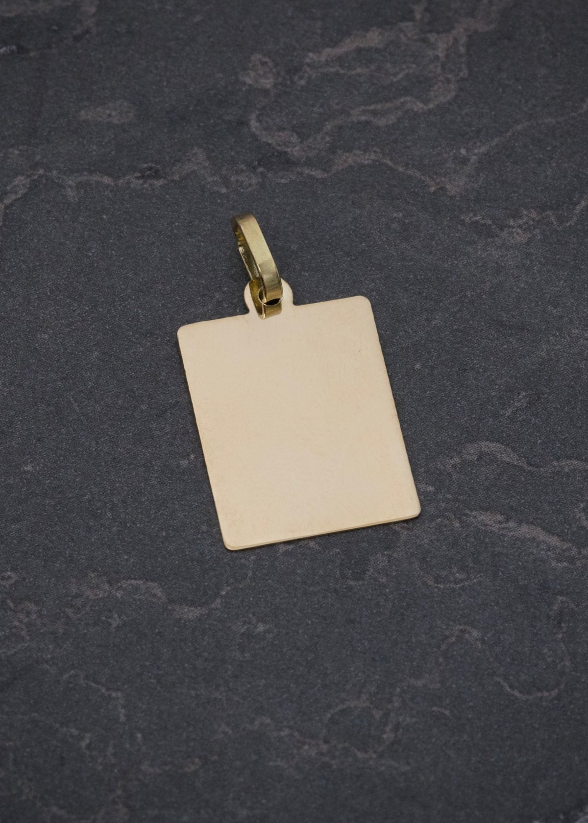 Dije Placa Lisa 1.25gr / 2.4cm / 13.4mm — Oro Amarillo