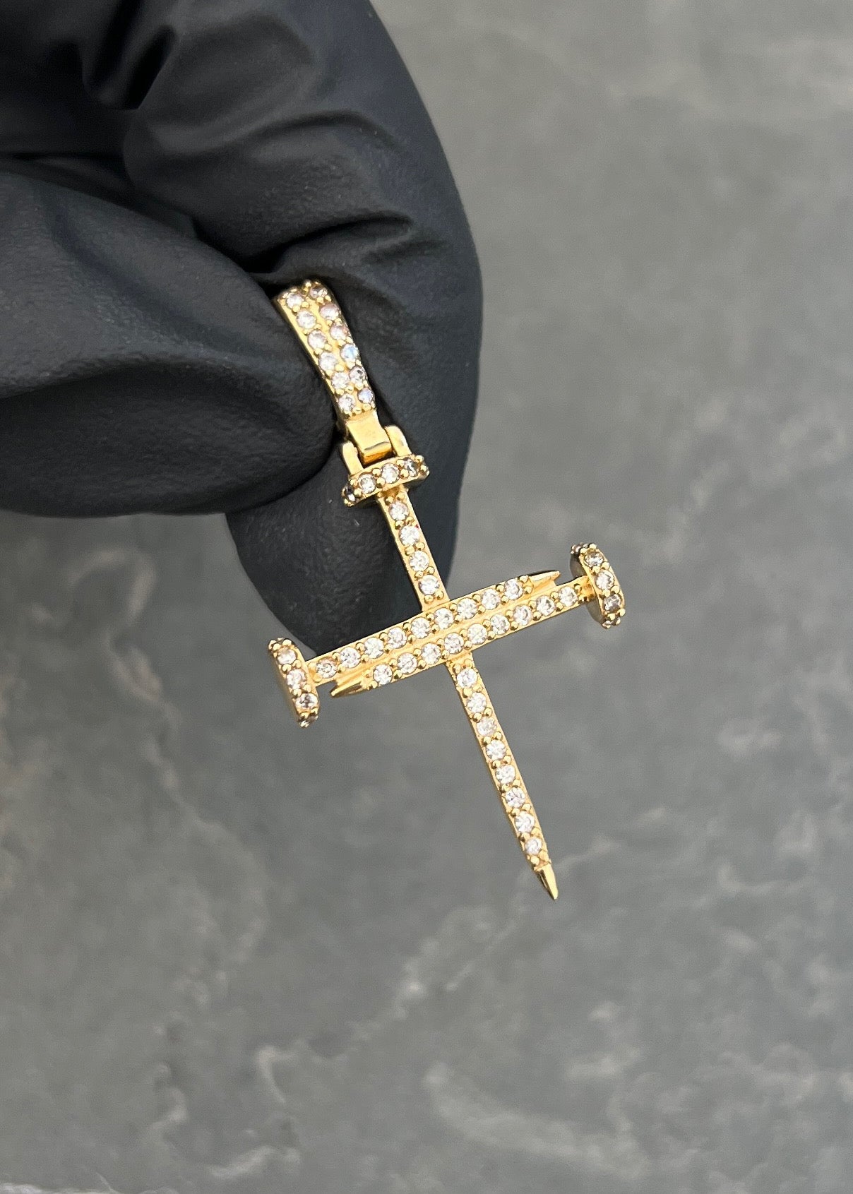 Dije Cruz Clavo con Swarovski Blanco 2.5gr / 3.7cm / 19.7mm — Oro Amarillo