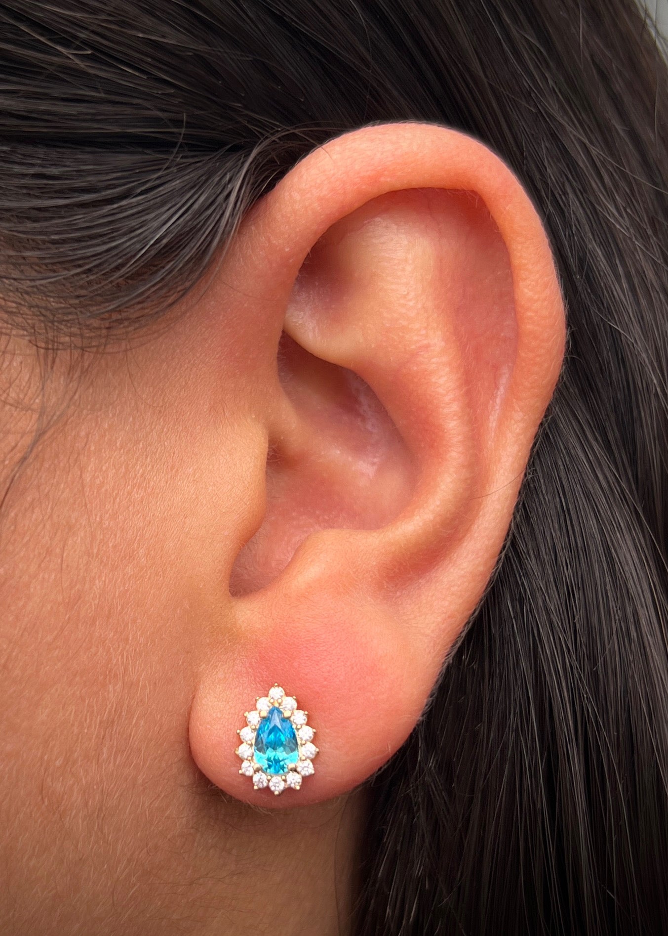 Topos gota con swarovski azul y blanco 1.8gr / Largo 1cm / Oro Amarillo Nac P