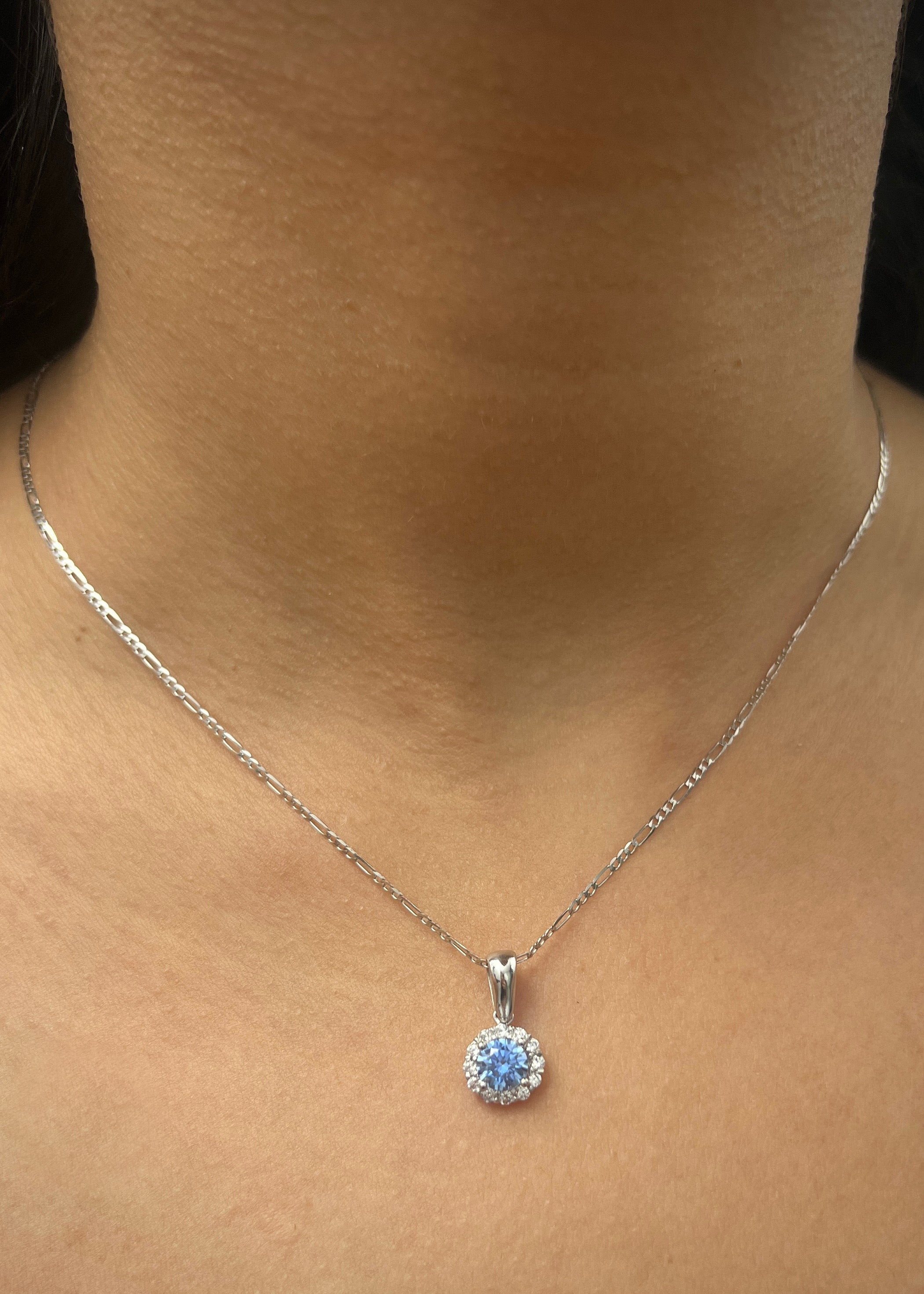 Dije flor con swarovski azul y blanco 1.85gr / Largo 1.8cm / Oro Blanco Nac P