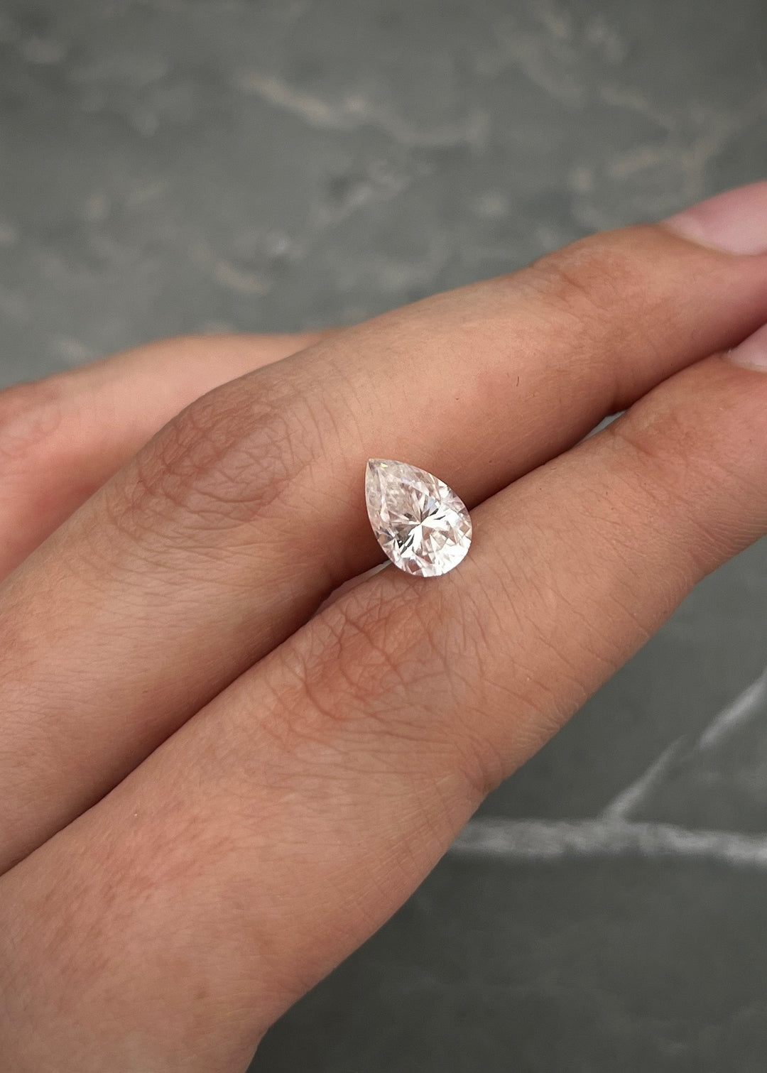 Moissanitas lagrima blanca con 135pts Largo 0.9cm / — Oro Amarillo